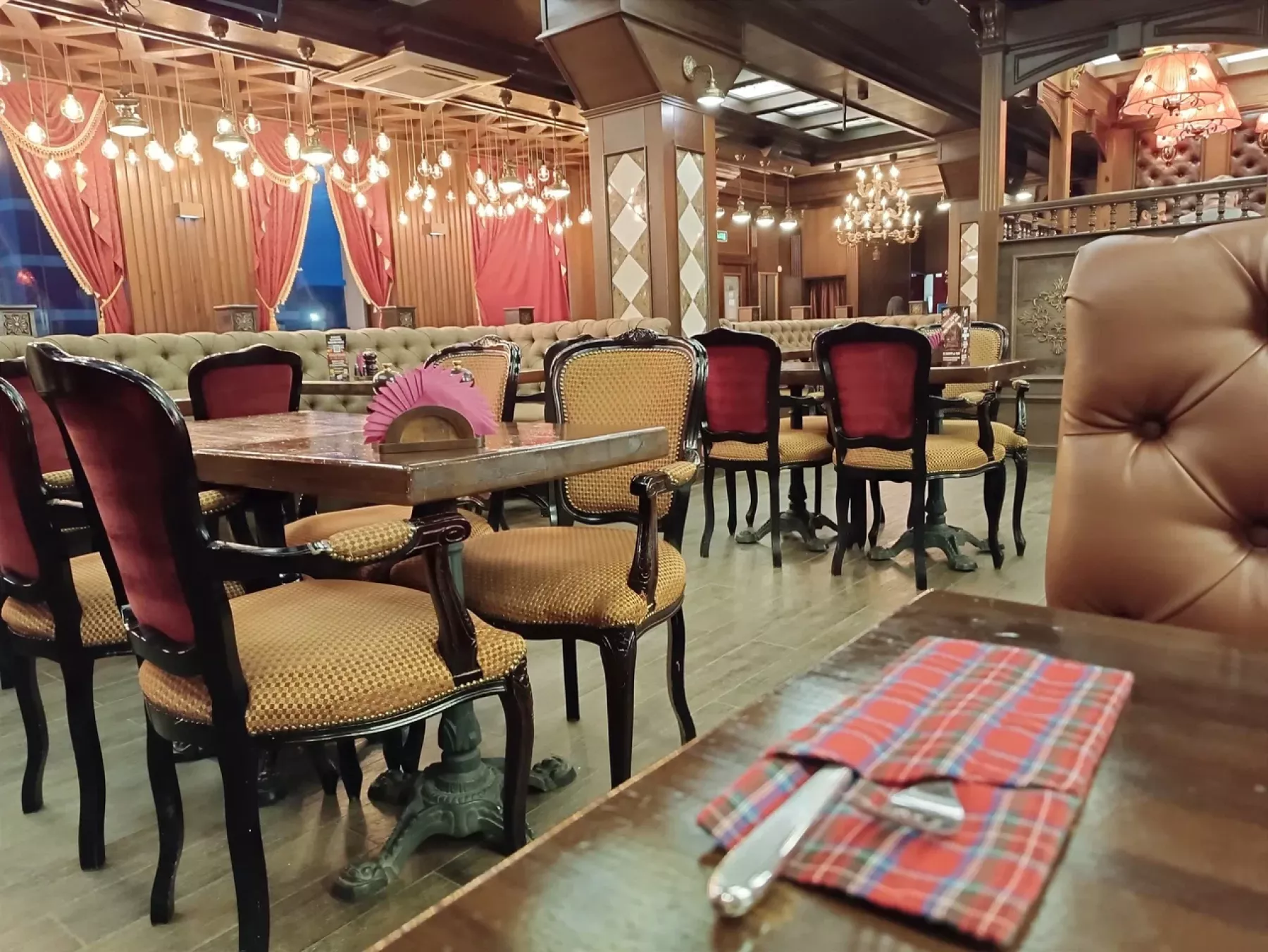 Десерты и закуски ресторана «Угли» на столе