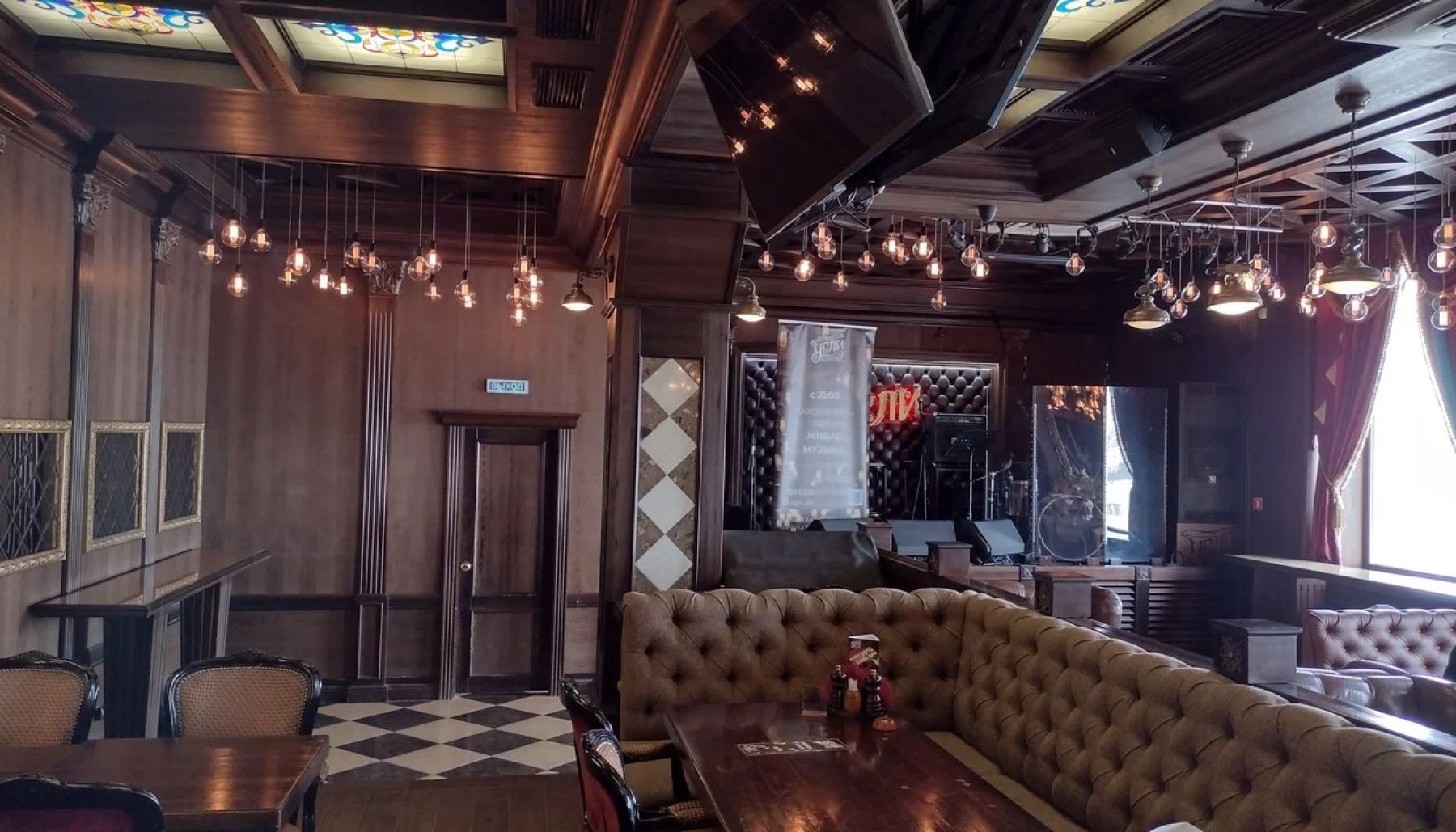 Сцена для музыкальных выступлений в ресторане «Угли»