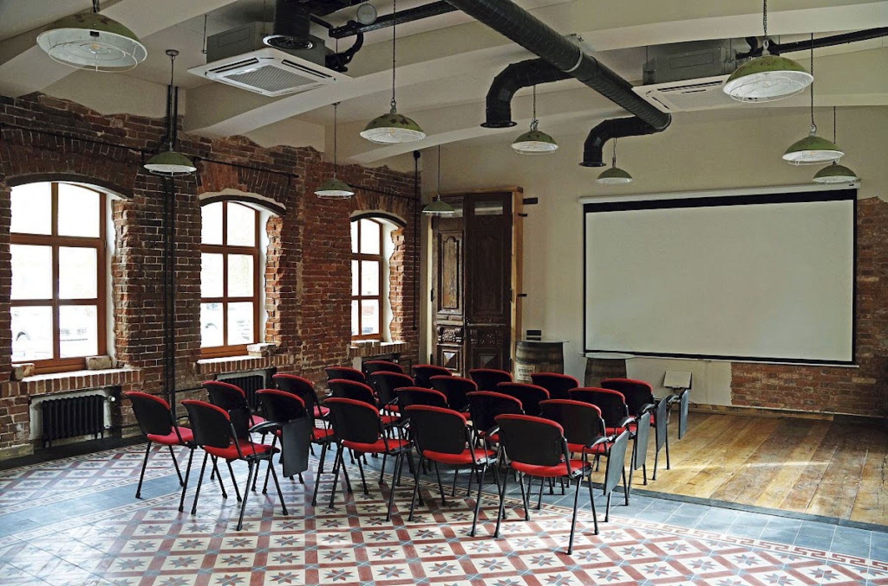 Стильный зал в ресторане 1890