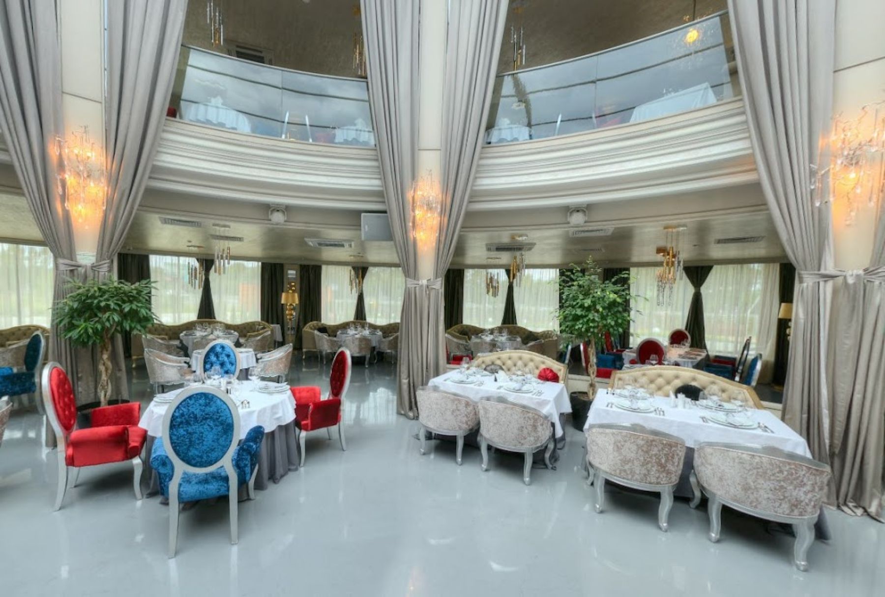 Сцена и оборудование в ресторане ARTIST