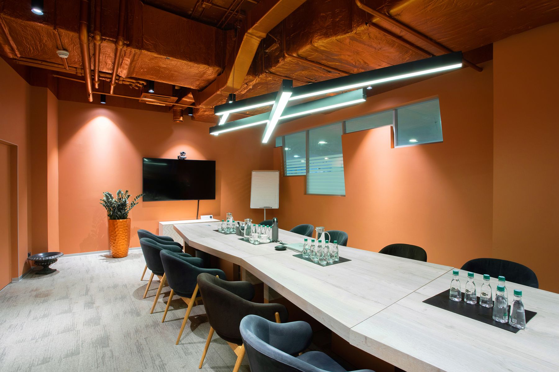 Интерьер переговорной в бежевых тонах