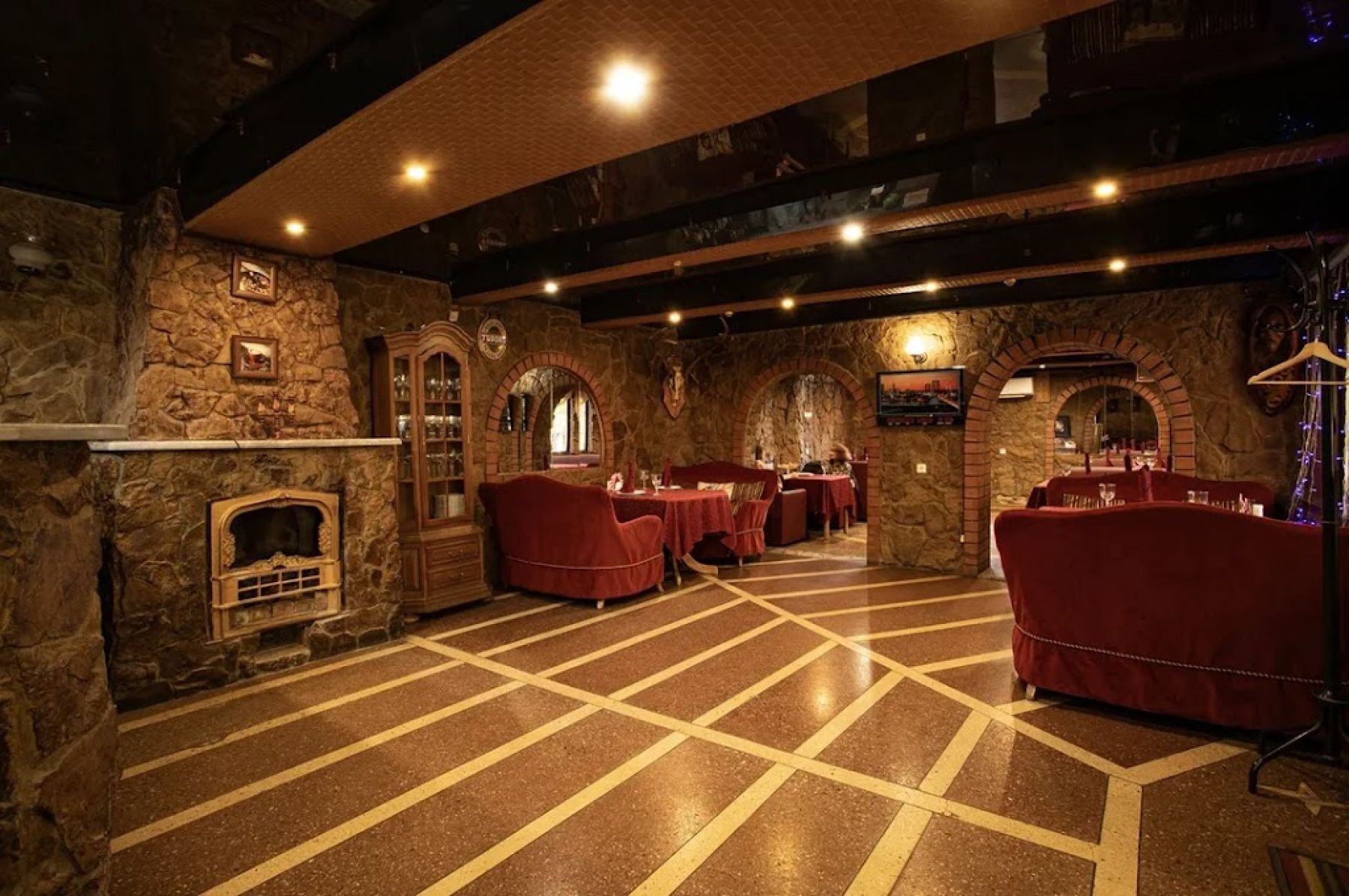 Интерьер Кафе-Клуба с панорамными окнами