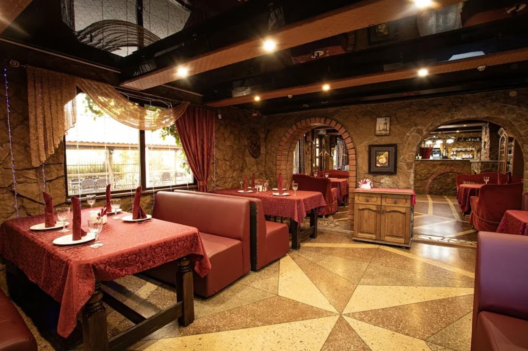 Сцена и музыкальное оборудование в Кафе-Клубе