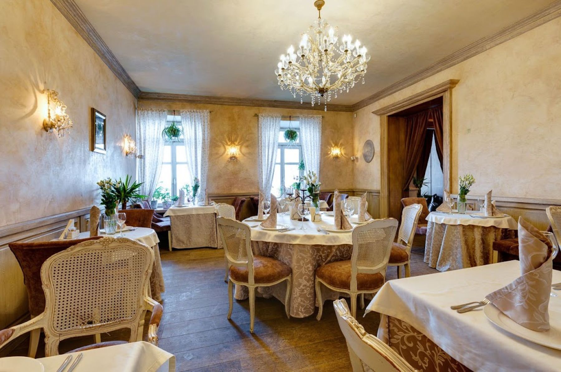 Оформление зала для мероприятия в ресторане