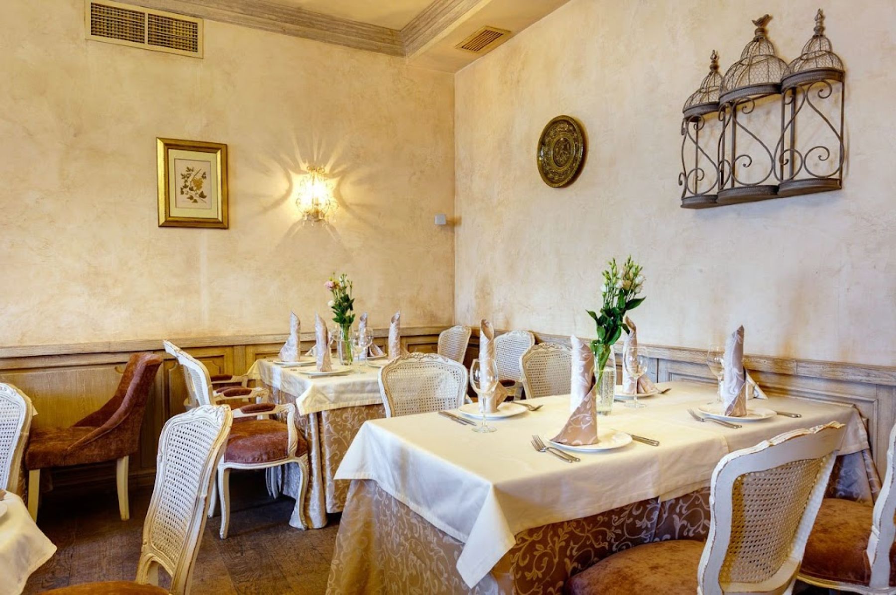 Кухня ресторана с блюдами грузинской и европейской кухни