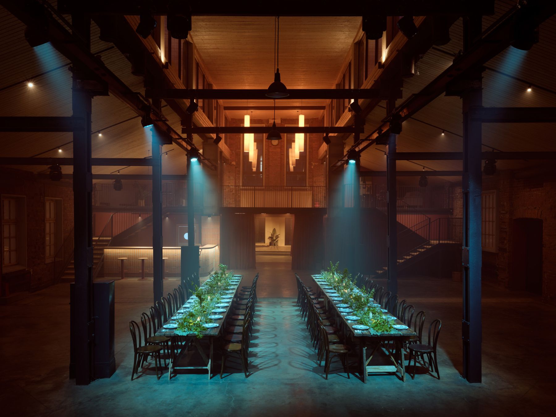 Современное оборудование в двухуровневом зале URBAN