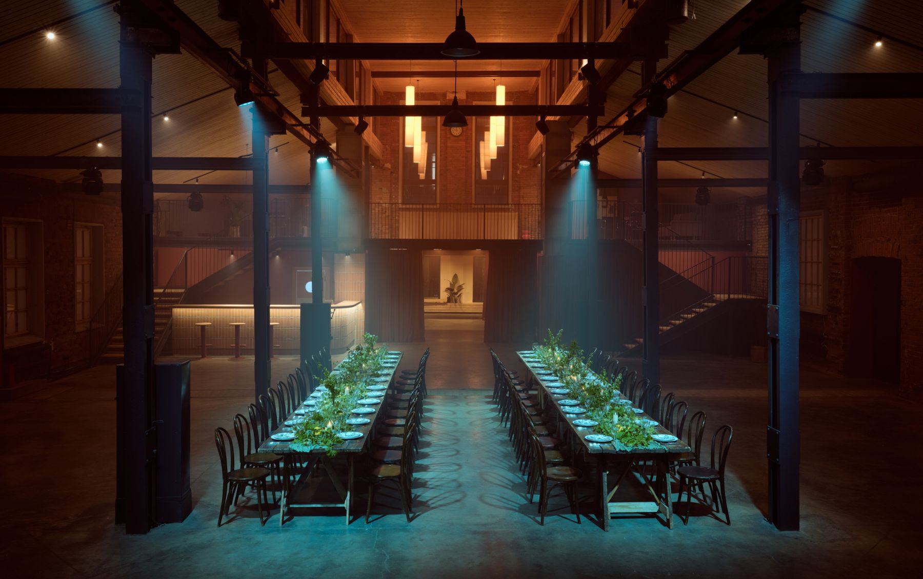 Интерьер двухуровневого зала URBAN с панорамными окнами