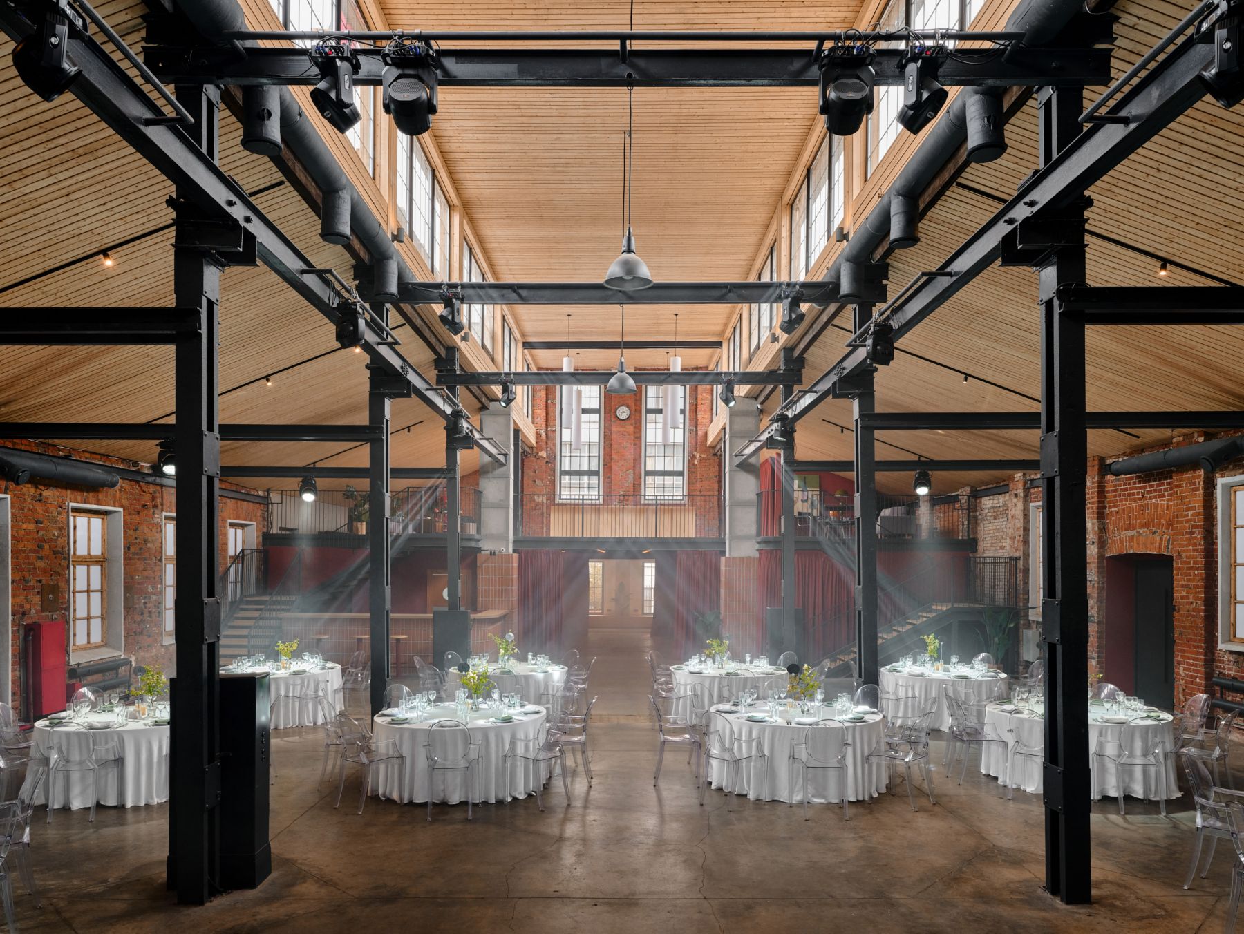 Сцена в зале URBAN для мероприятий