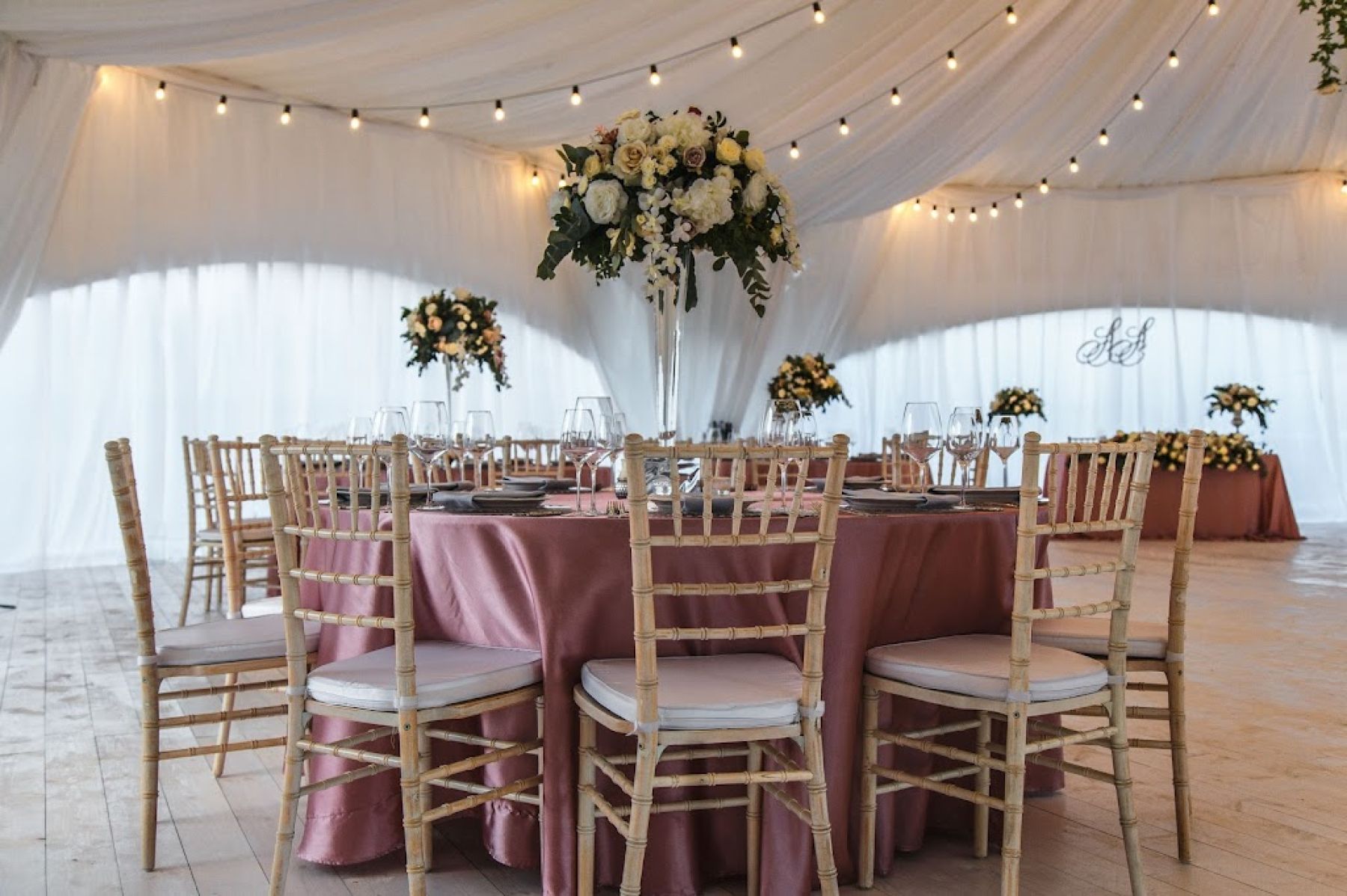 Интерьер Levada Hall с уютными столами