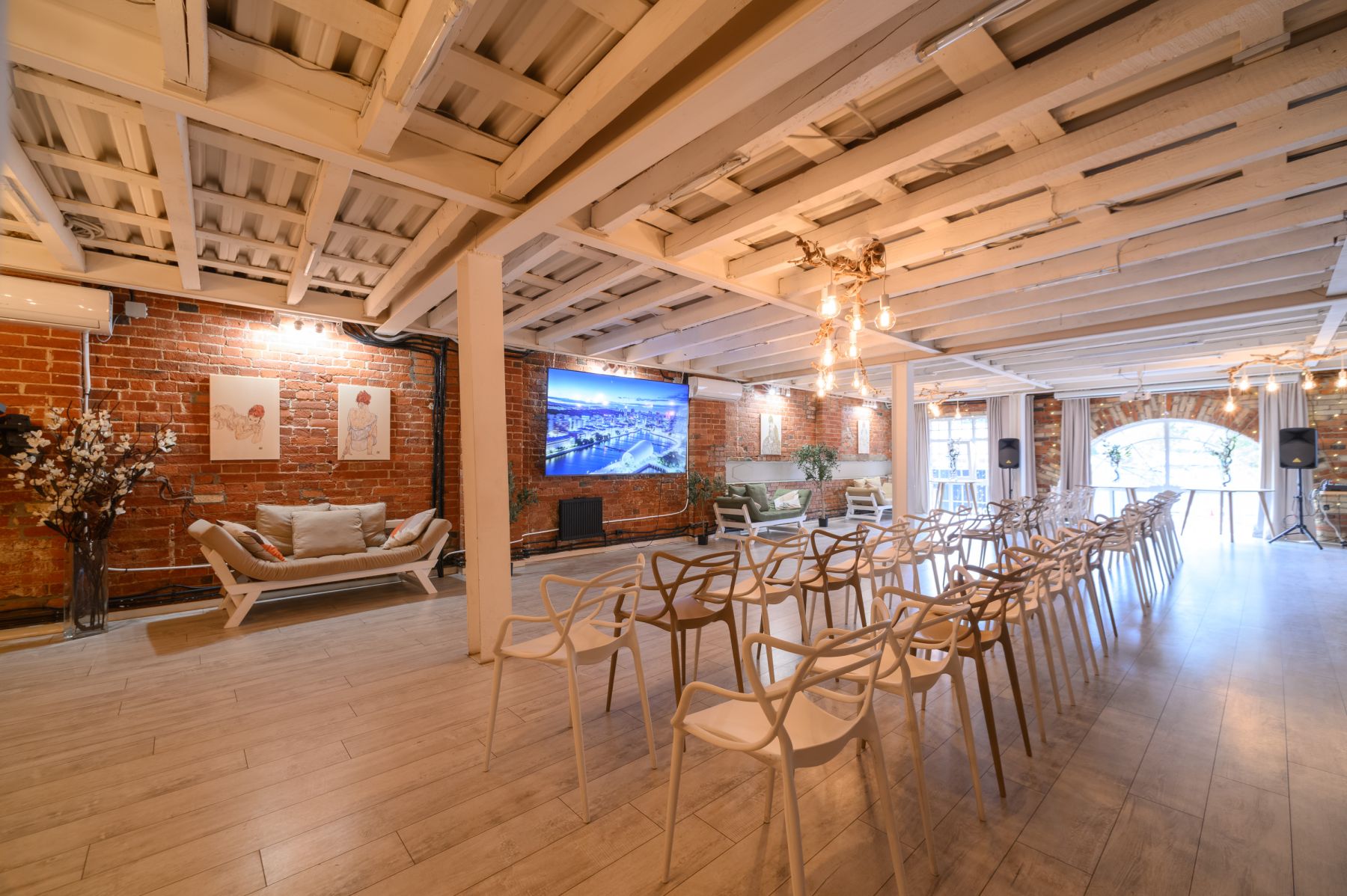 Интерьер лофта Эгон Шиле с дизайнерской мебелью