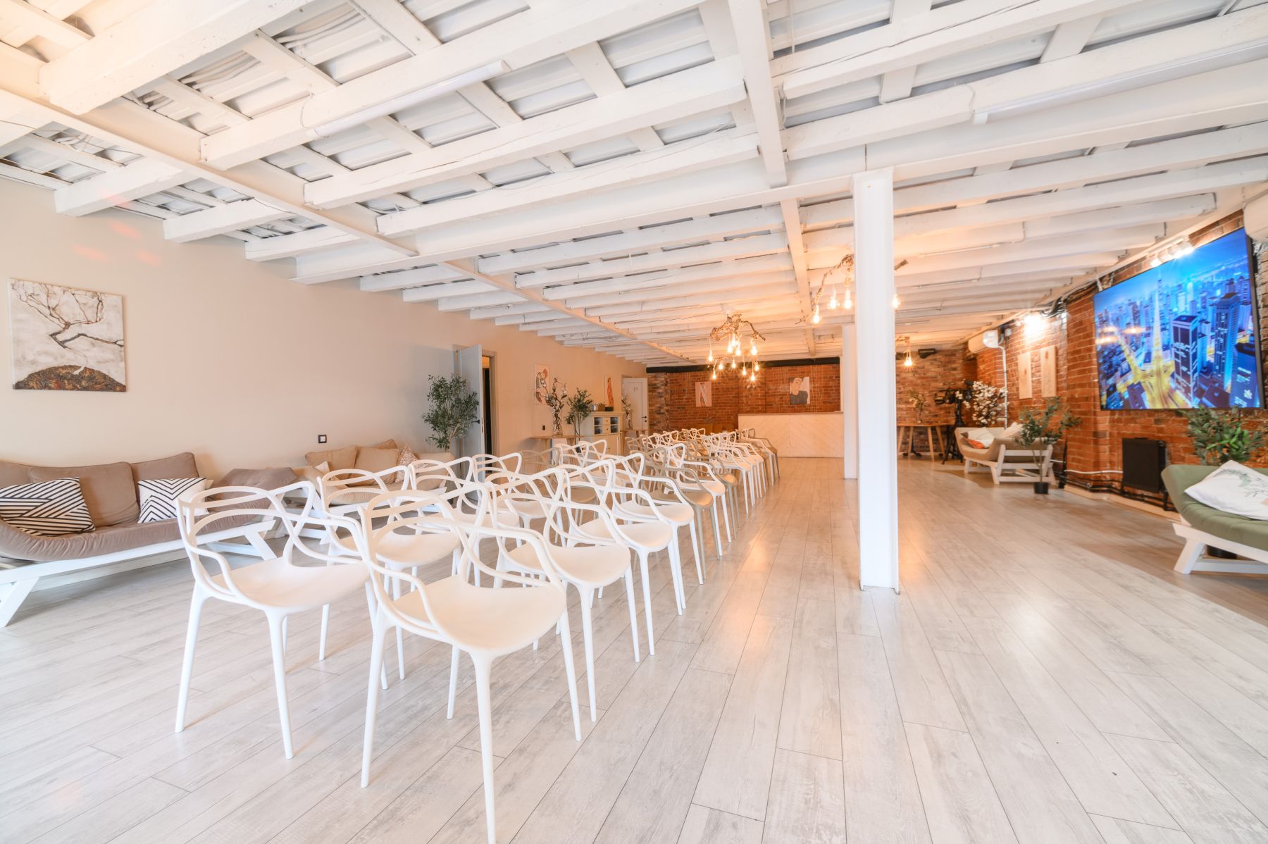 Комфортная зона отдыха в лофте Эгон Шиле