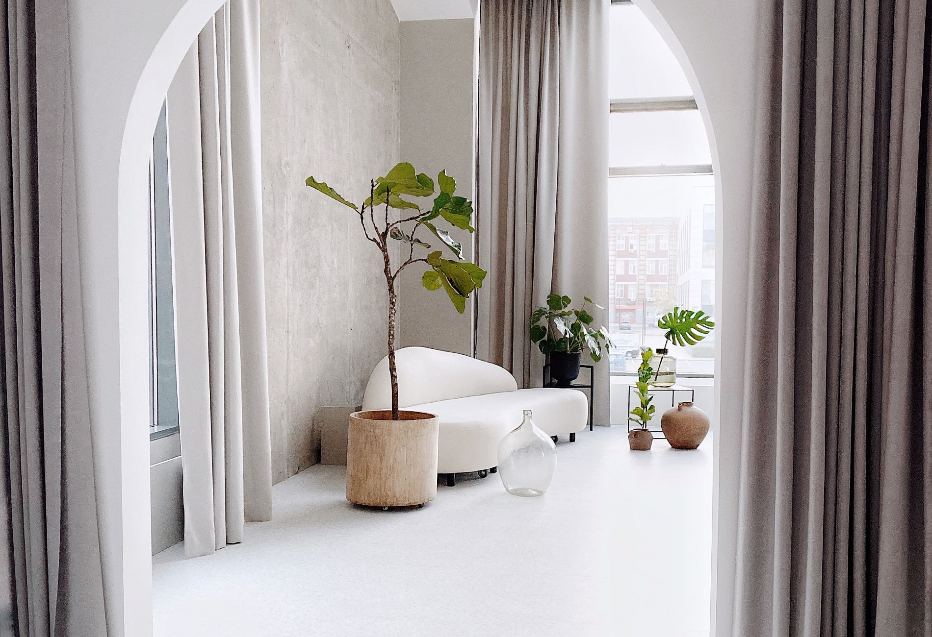 Зал Луна с панорамными окнами и дизайнерским интерьером