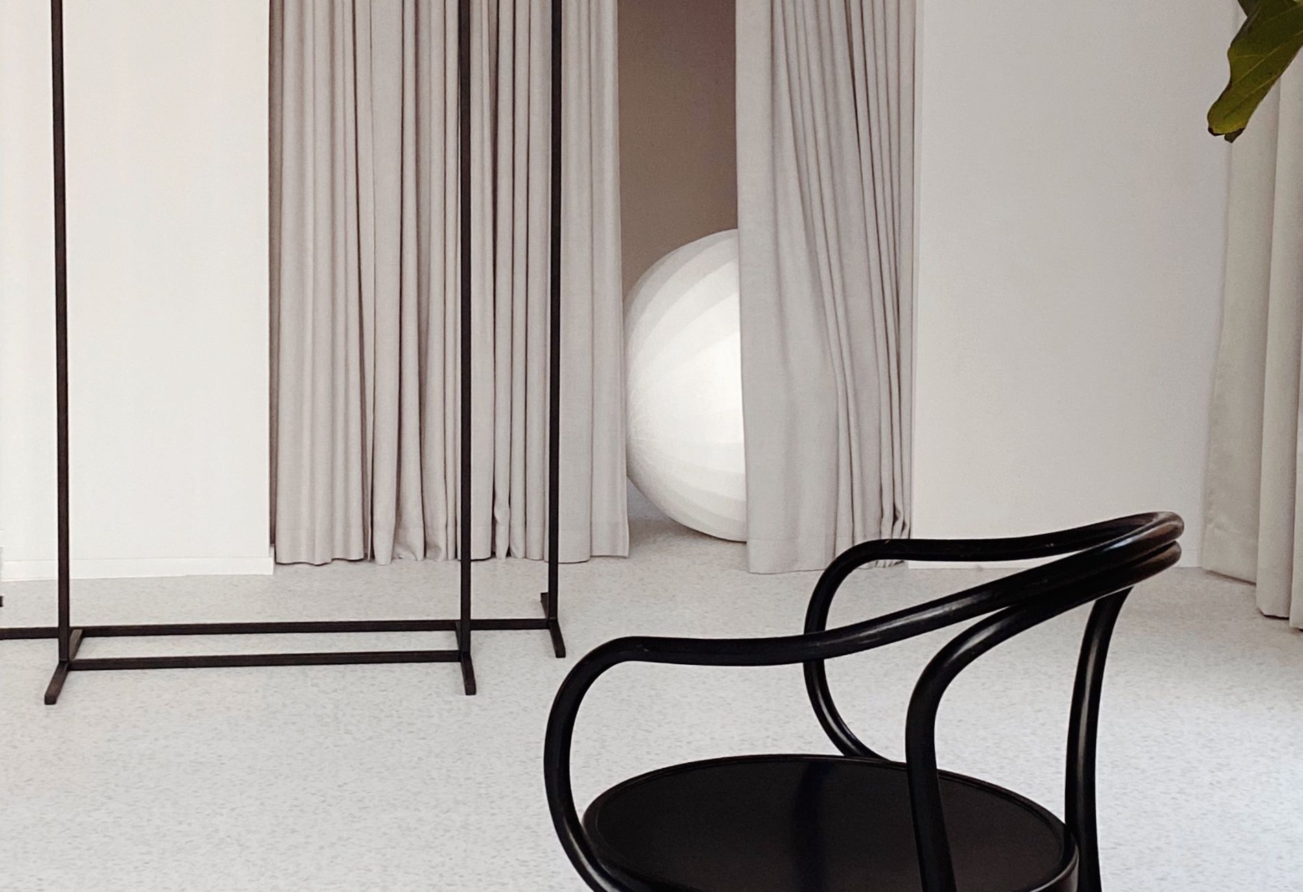 Зал Луна с высокими потолками и естественным освещением