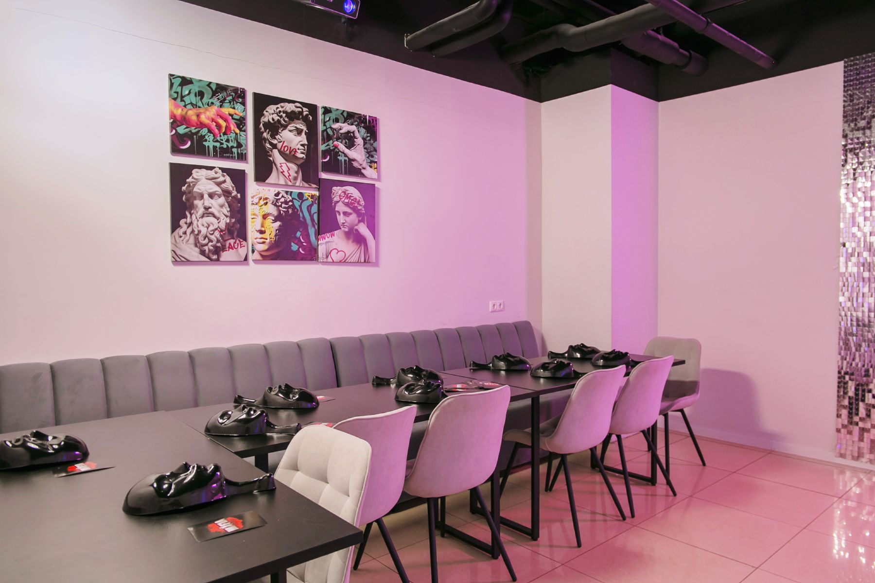 Большой диван в зале Little Party