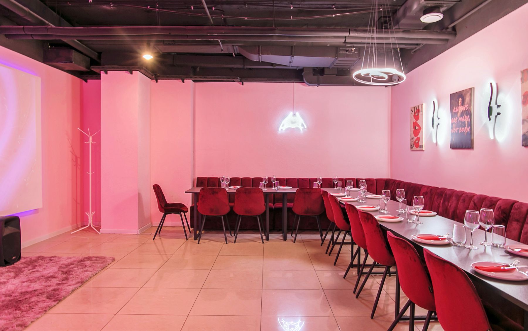 Интерьер лофта Queen с караоке