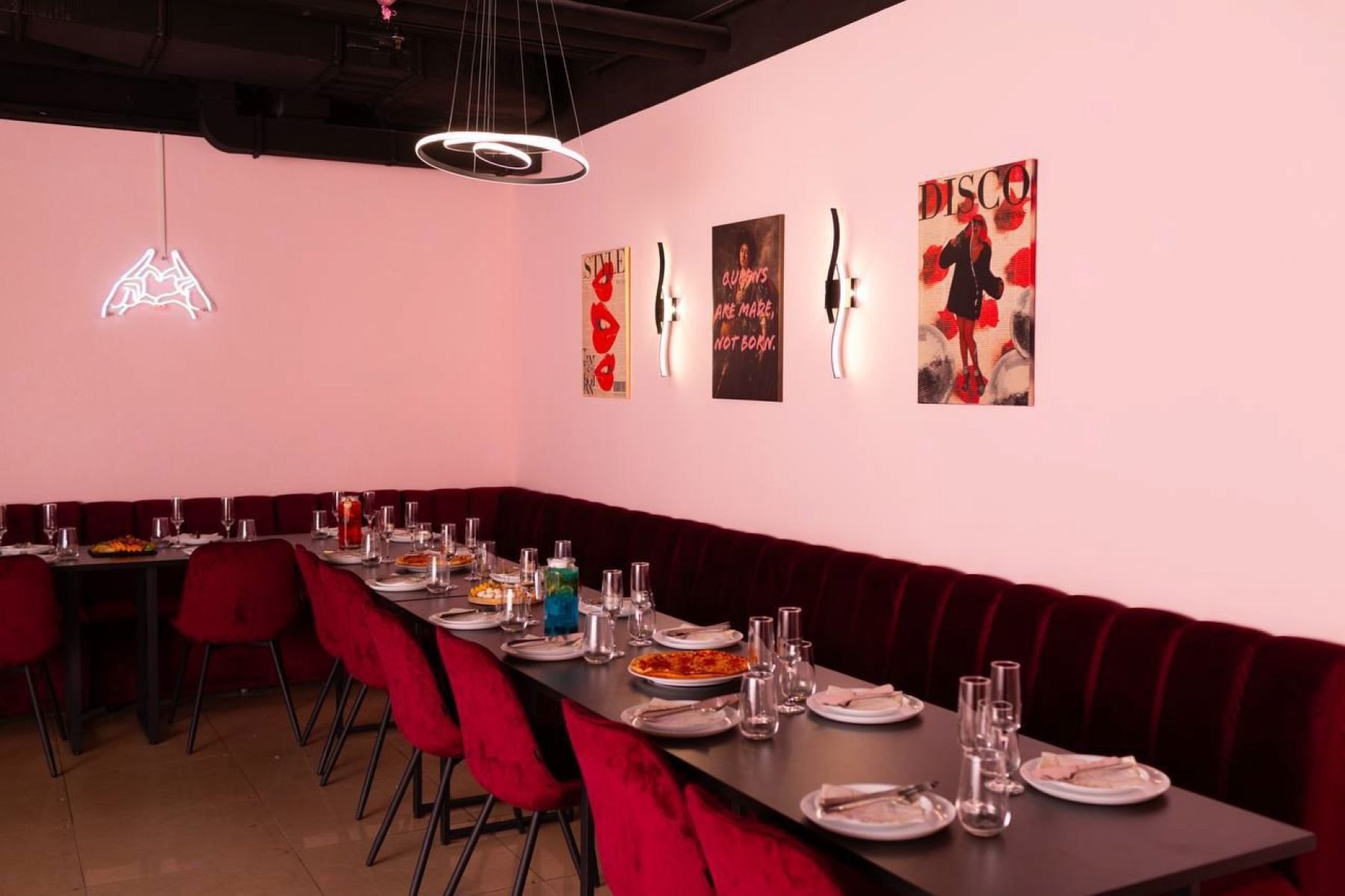 Стол и диваны в лофте Queen