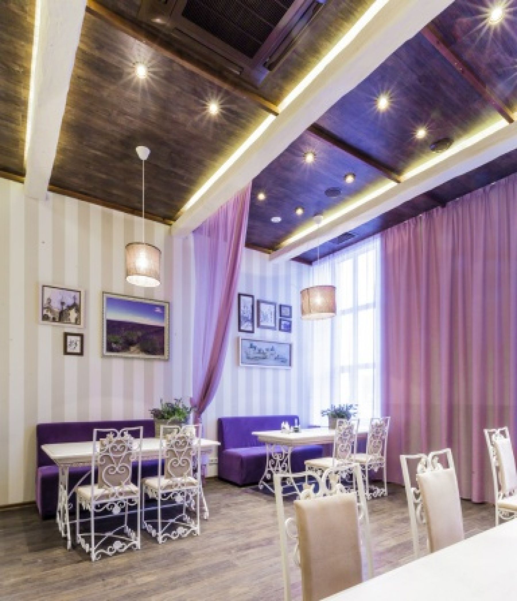 Стол с угощениями в ресторане «Ля Мур»