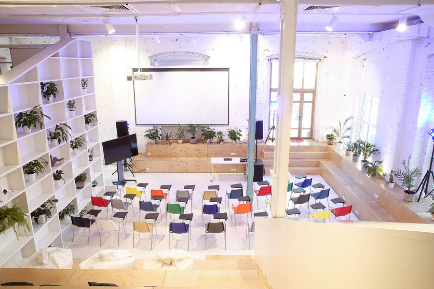 Интерьер площадки IDEALISTA с панорамными окнами