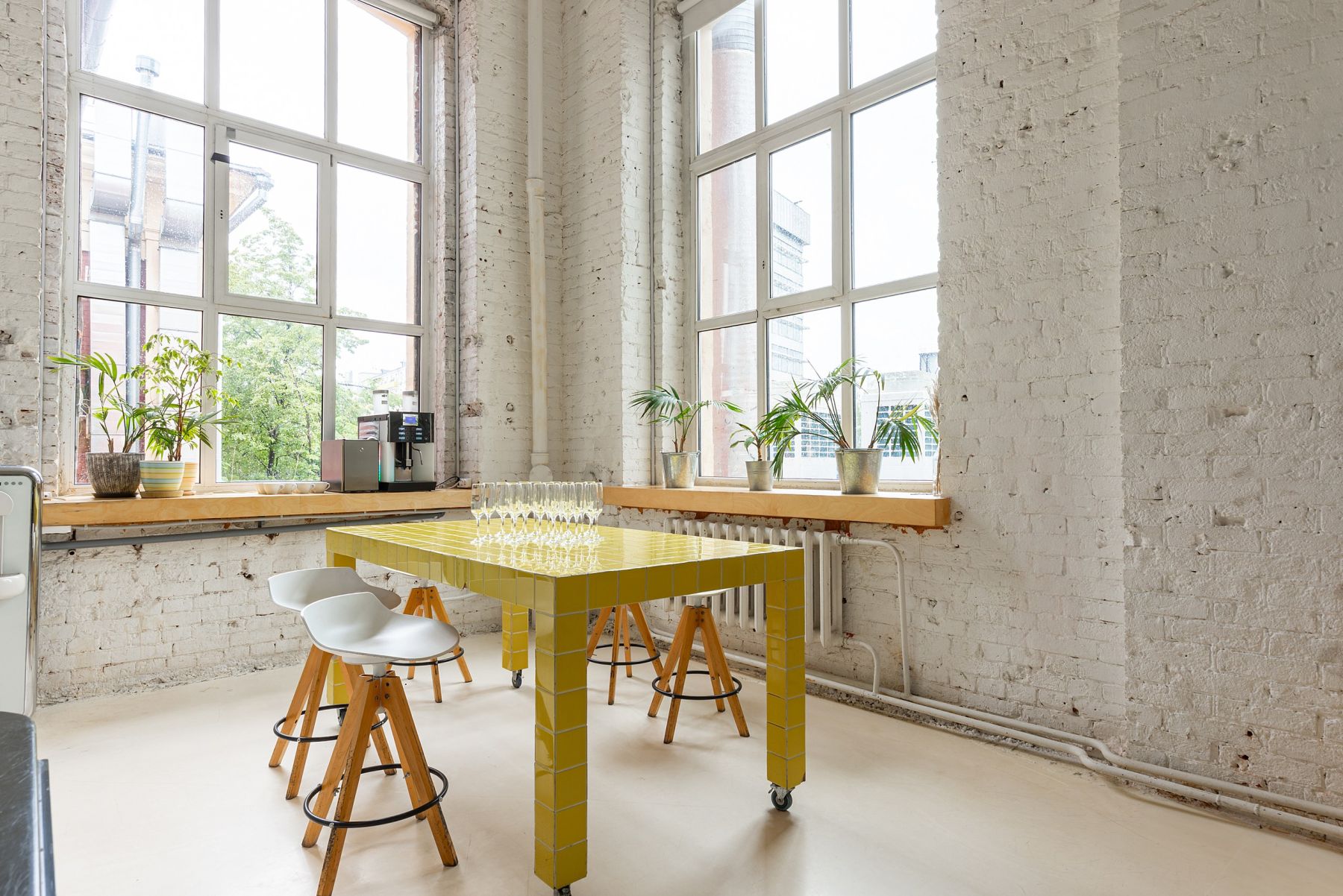 Просторная зона ожидания на площадке IDEALISTA