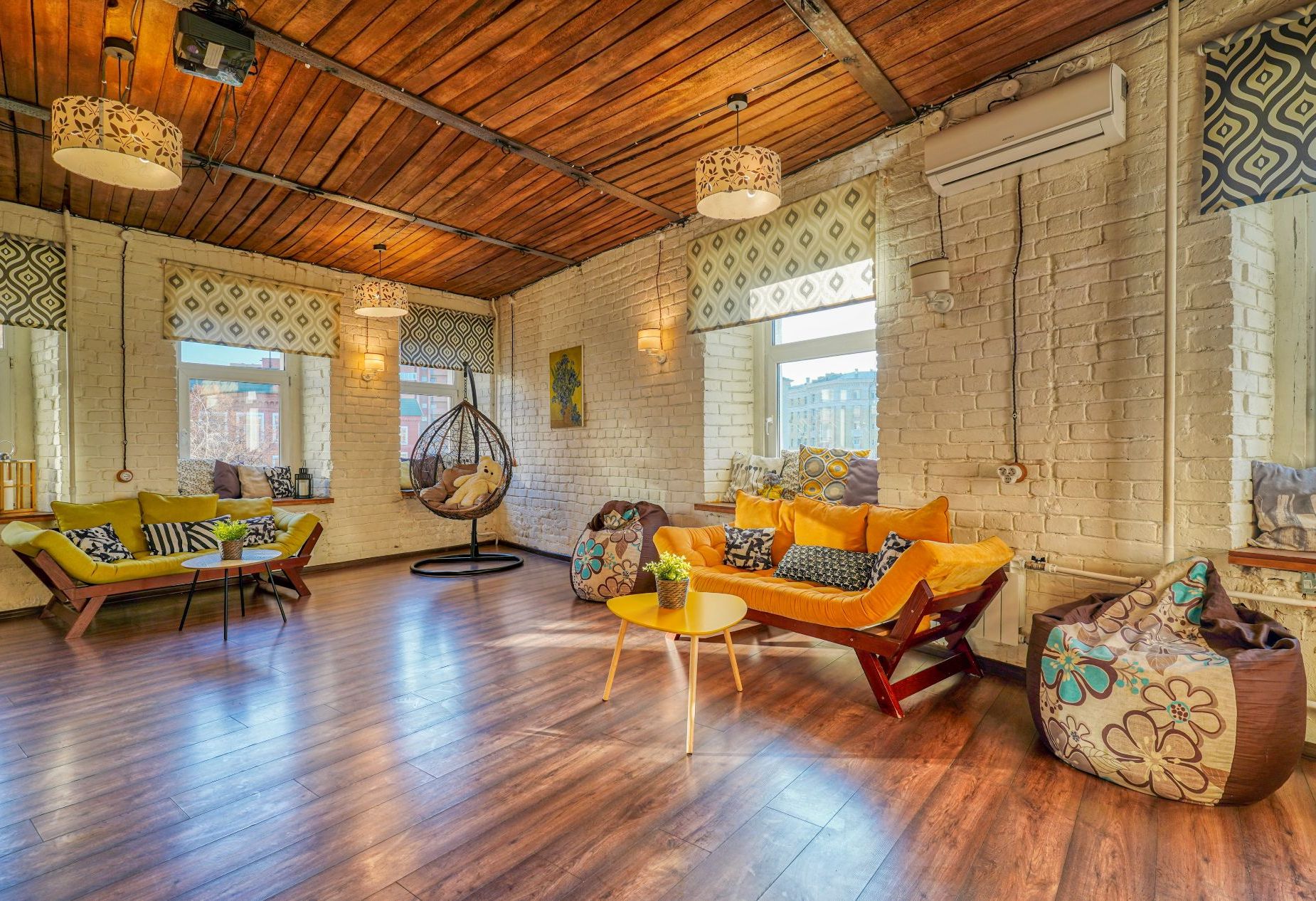 Лофт Ван Гог - интерьер с белыми стенами и деревянными элементами