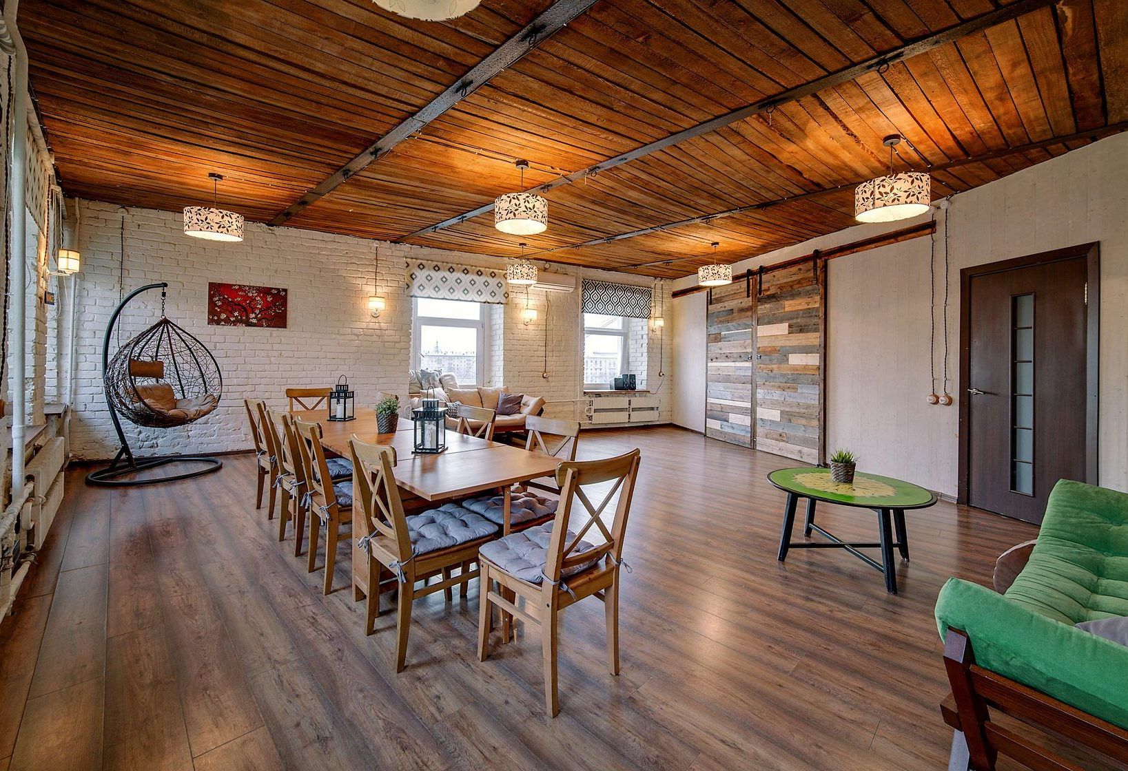 Стильный диван в лофте Ван Гог