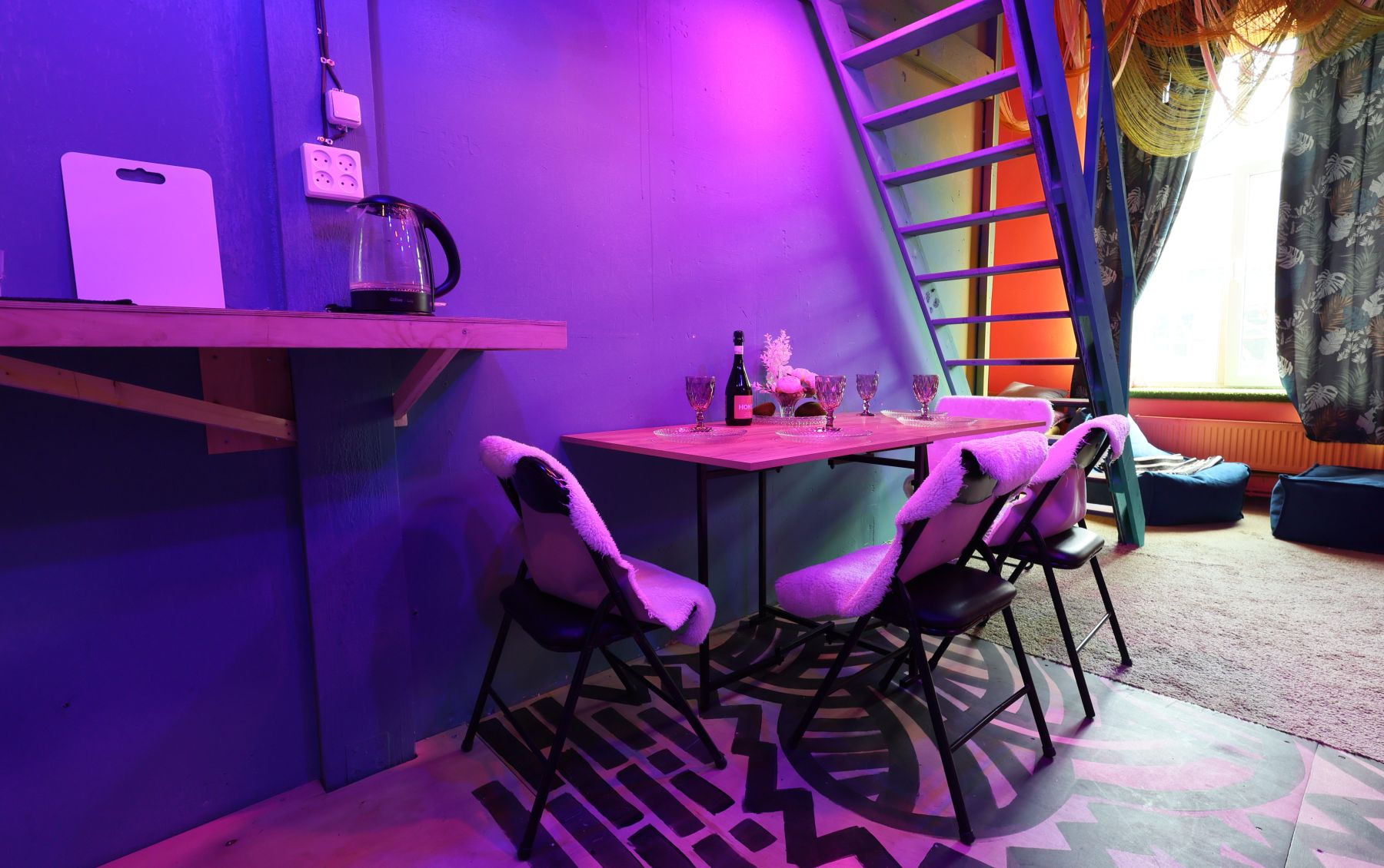 Камерный лофт Африка с тропическим интерьером