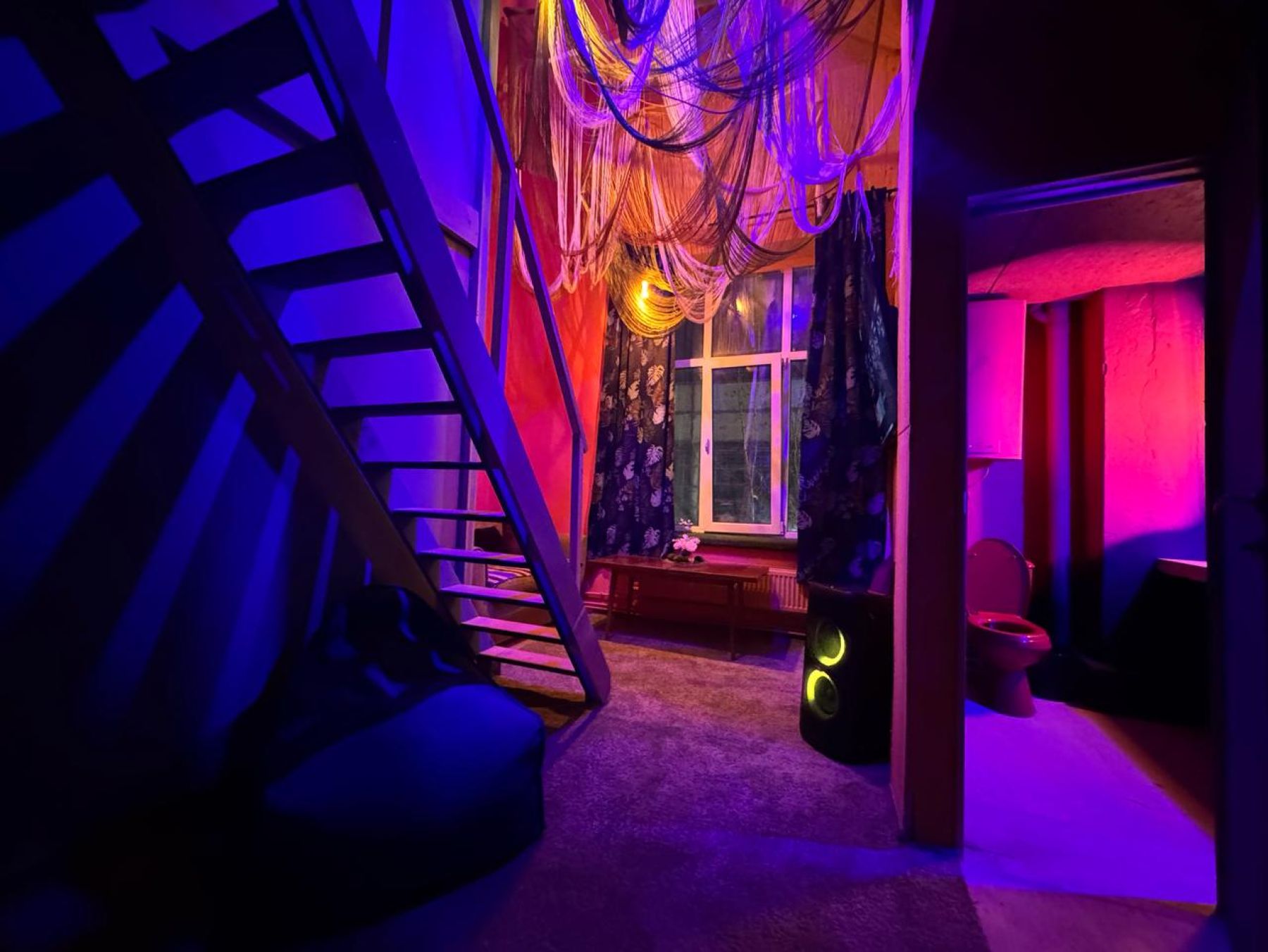 Зона для мероприятий в лофте Африка