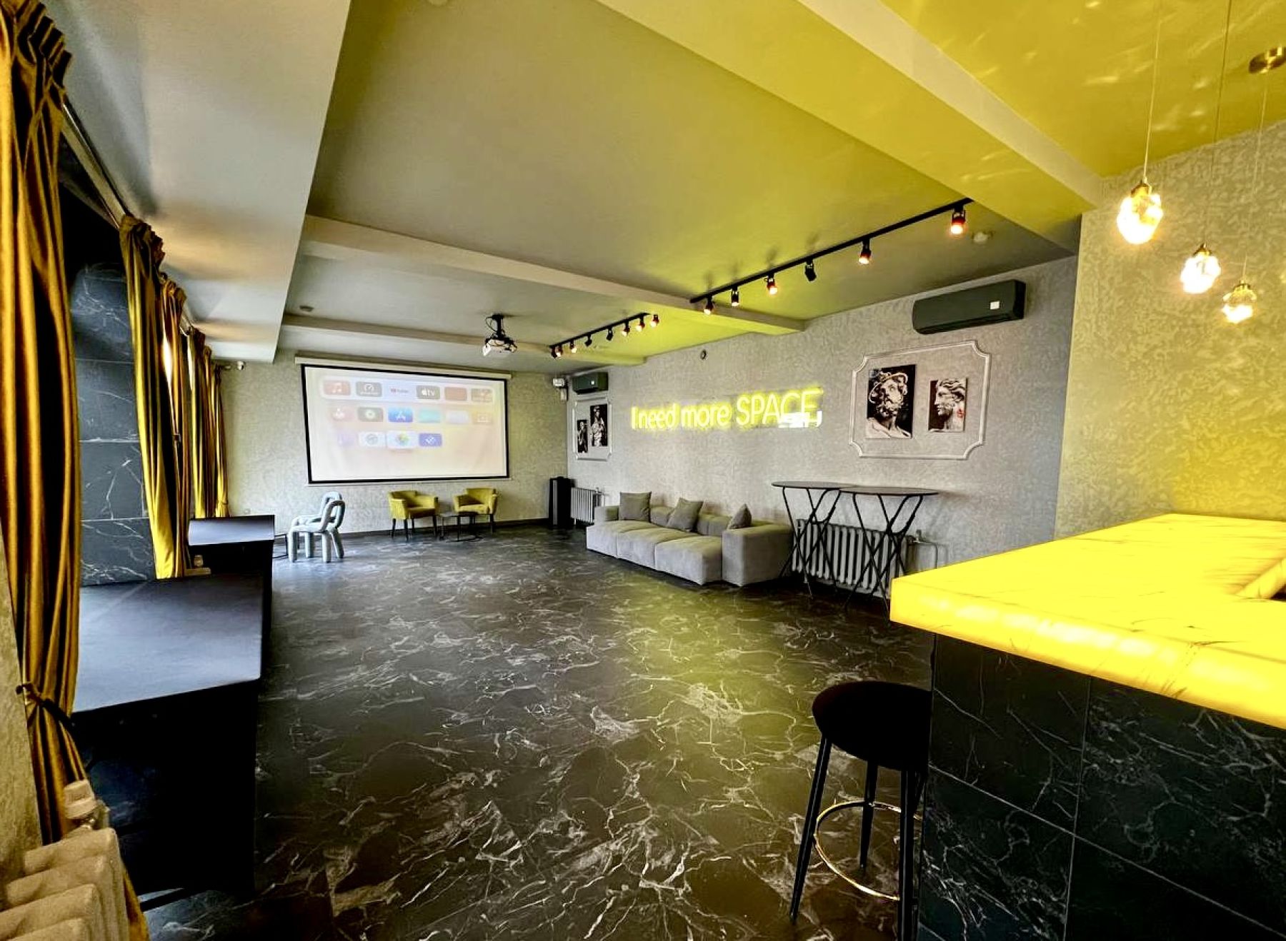 Барная стойка из искусственного оникса в Luna Loft