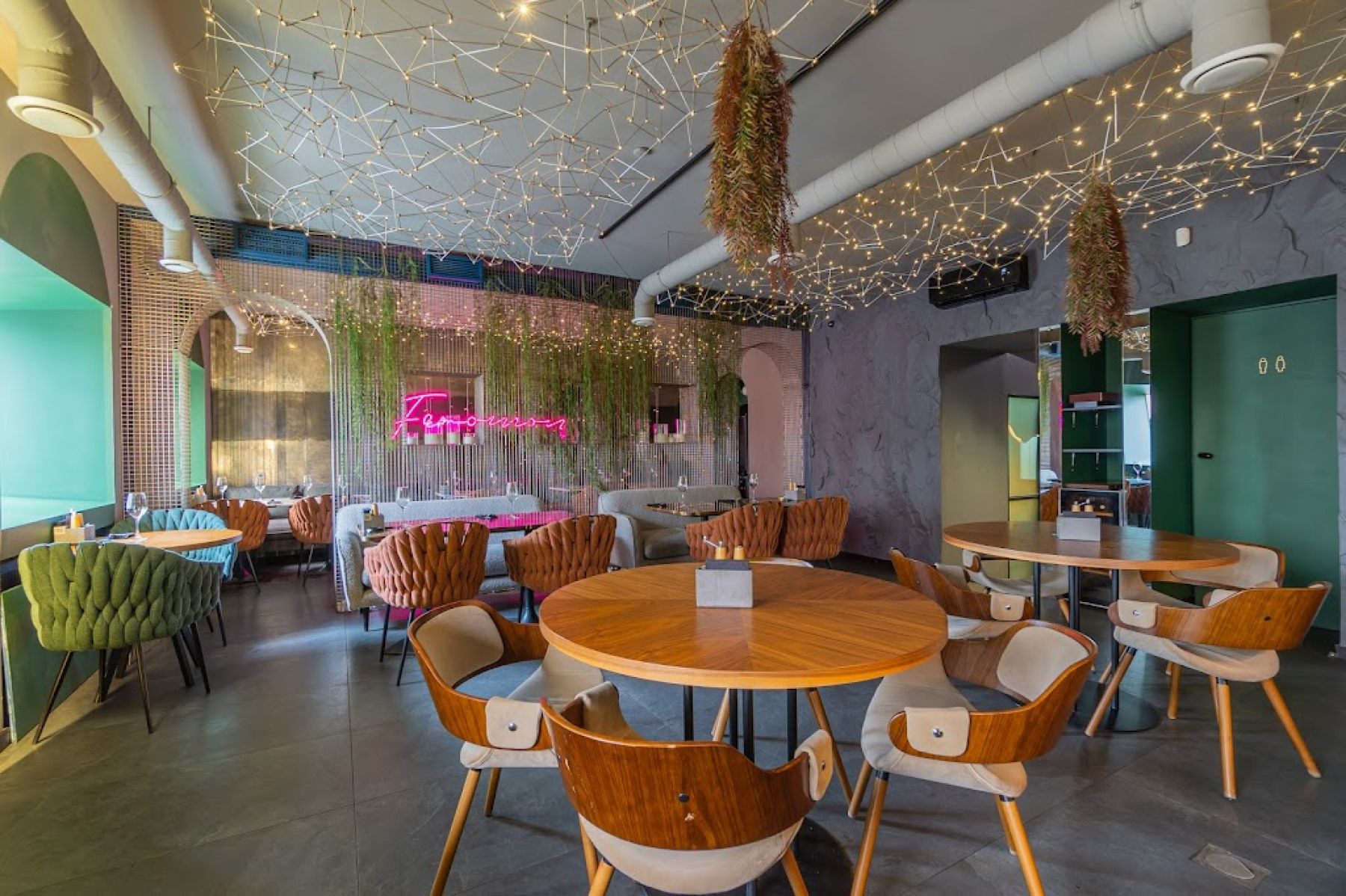 Неповторимый интерьер ресторана Feromon на набережной Невы