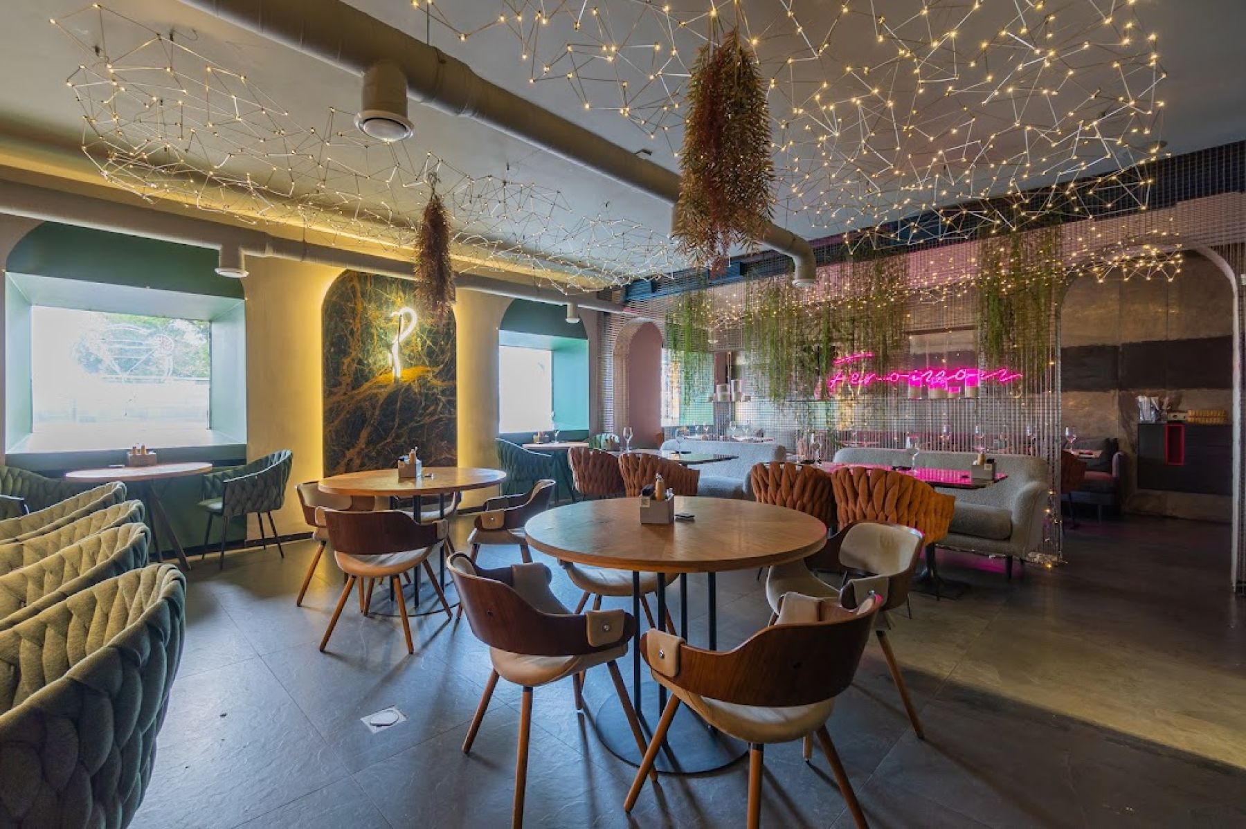 Караоке-система в ресторане Feromon для весёлого времяпрепровождения