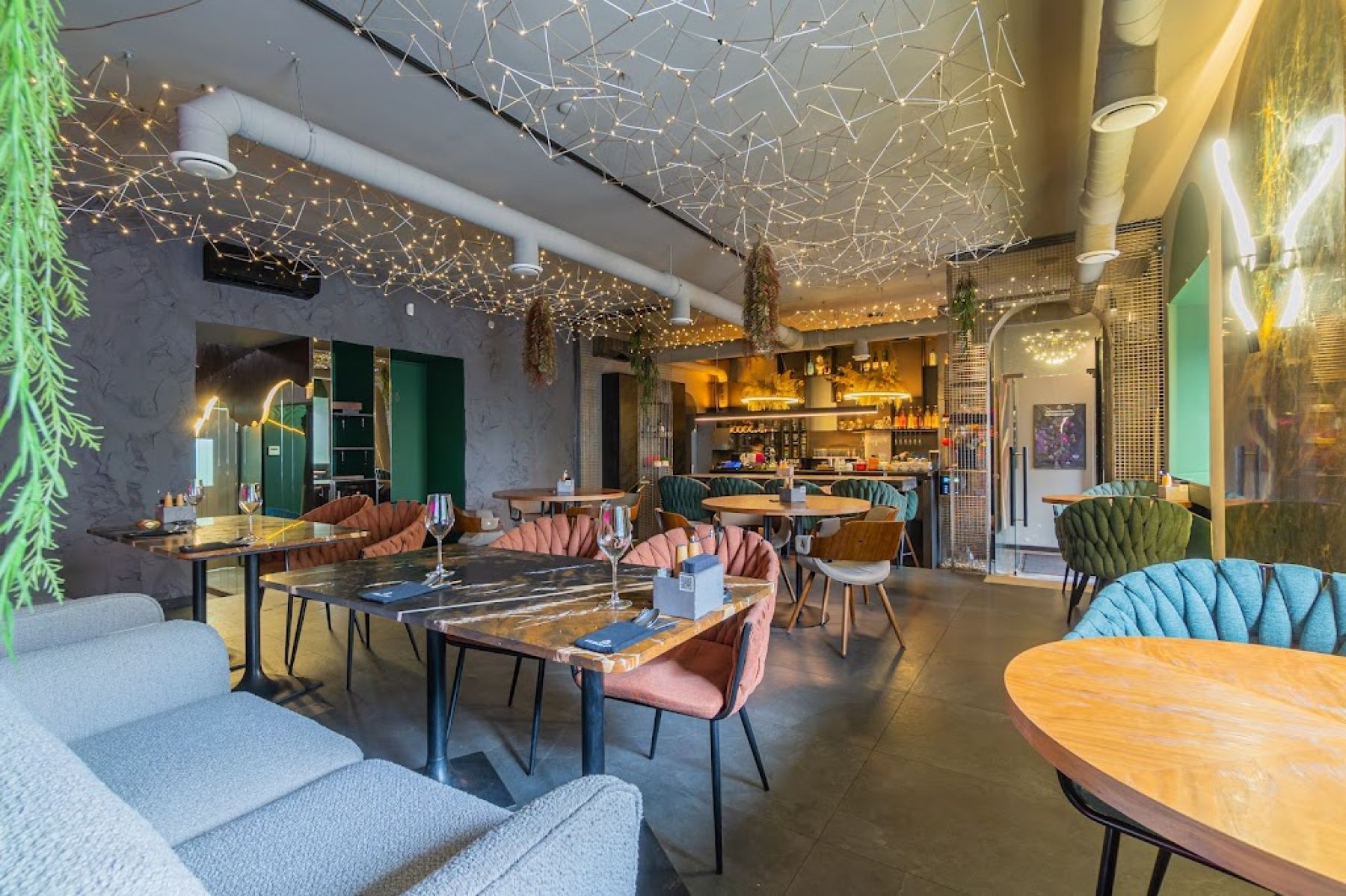 Столовая зона ресторана Feromon с неоновым освещением