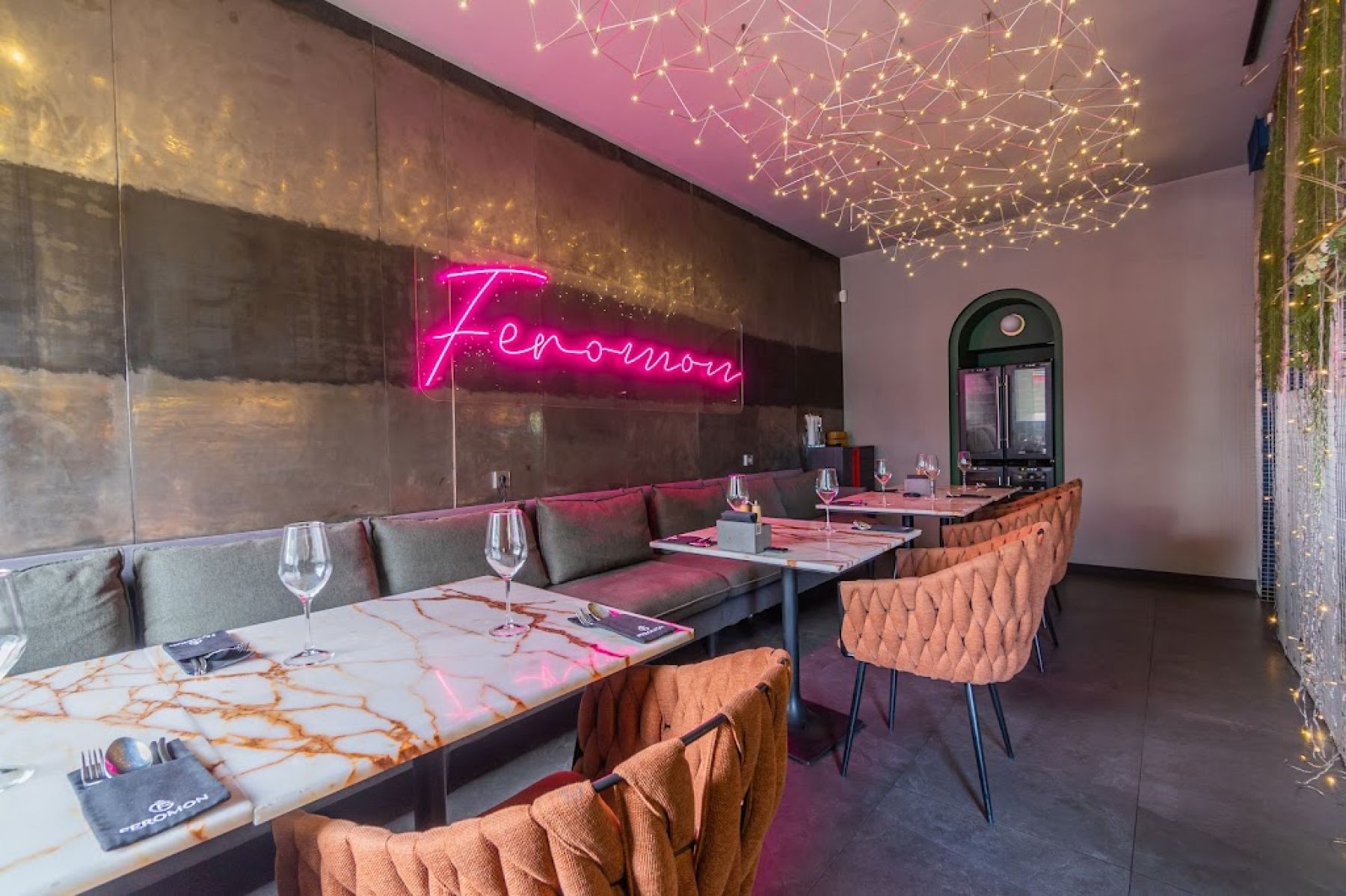 Уличный стол в ресторане Feromon на Мытнинской набережной