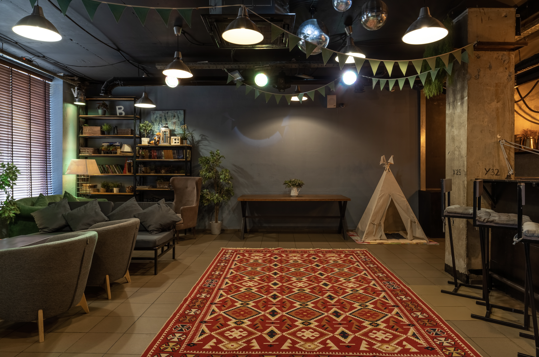 Барная стойка в лофте для мероприятий