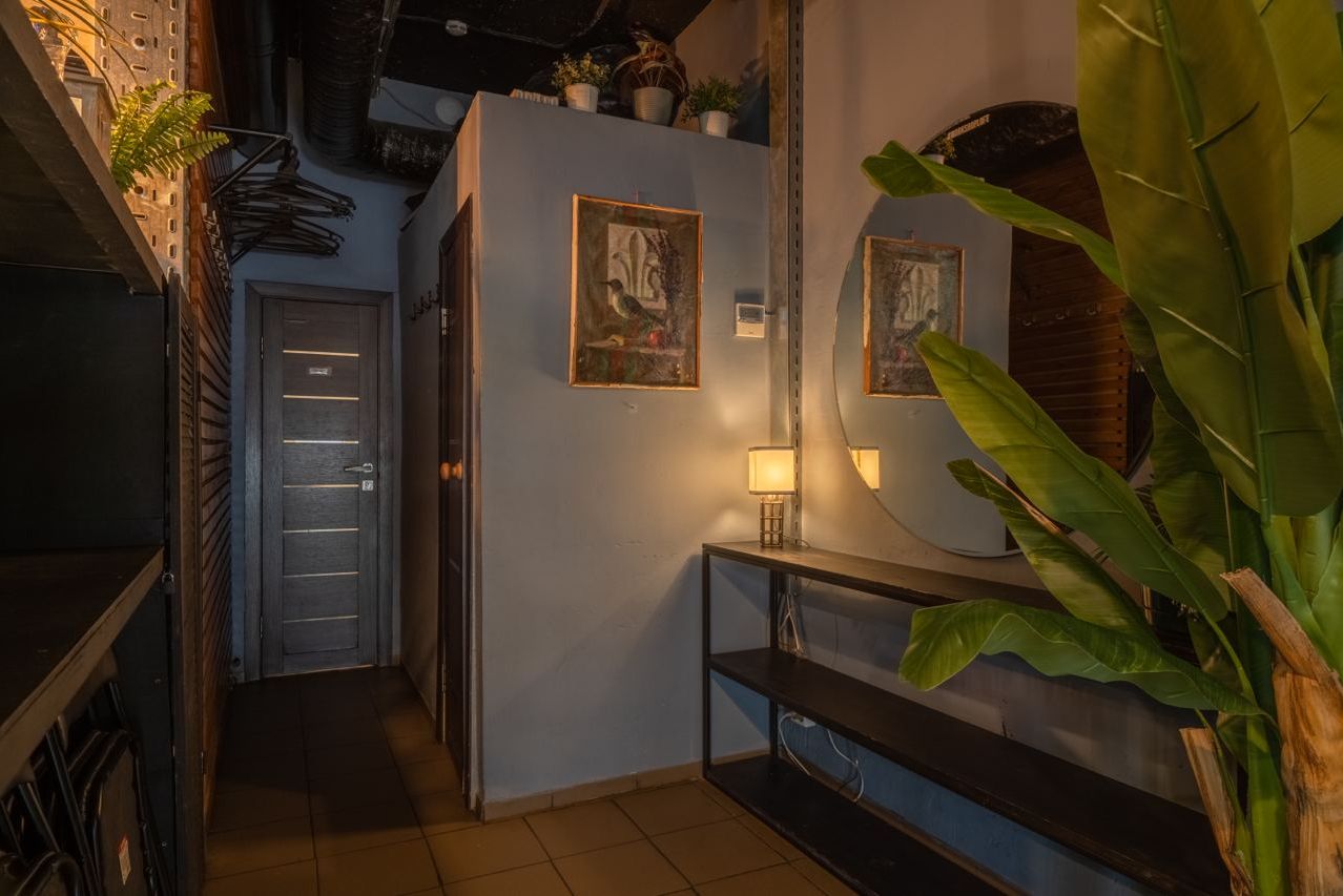 Зал для мероприятий с мягкой мебелью