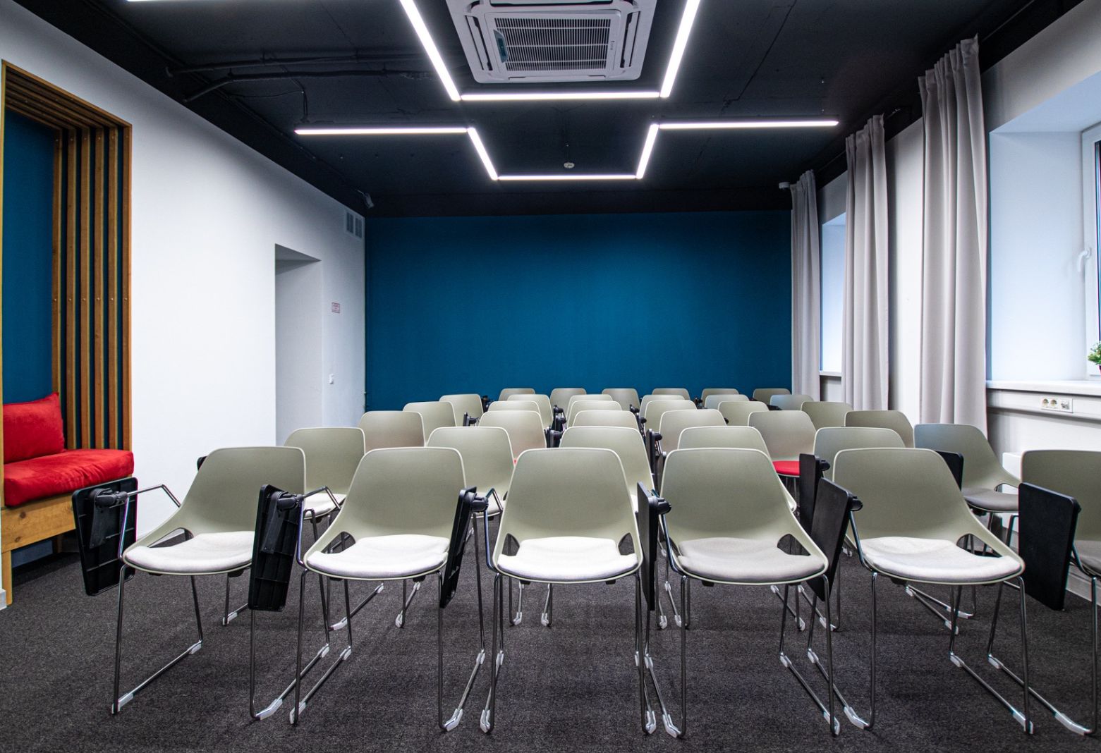 Интерьер конференц-зала коворкинга OPEN