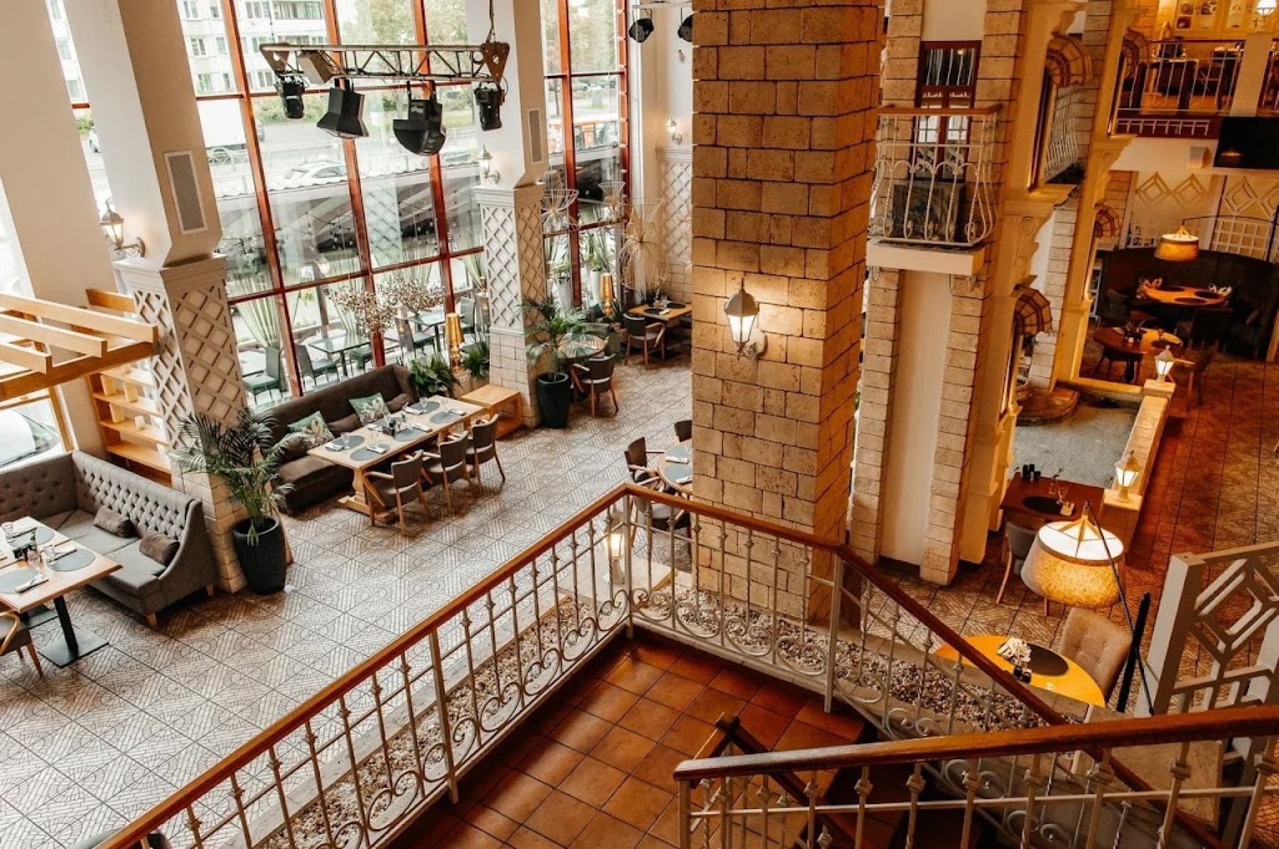 Декор зала ресторана Бульвар