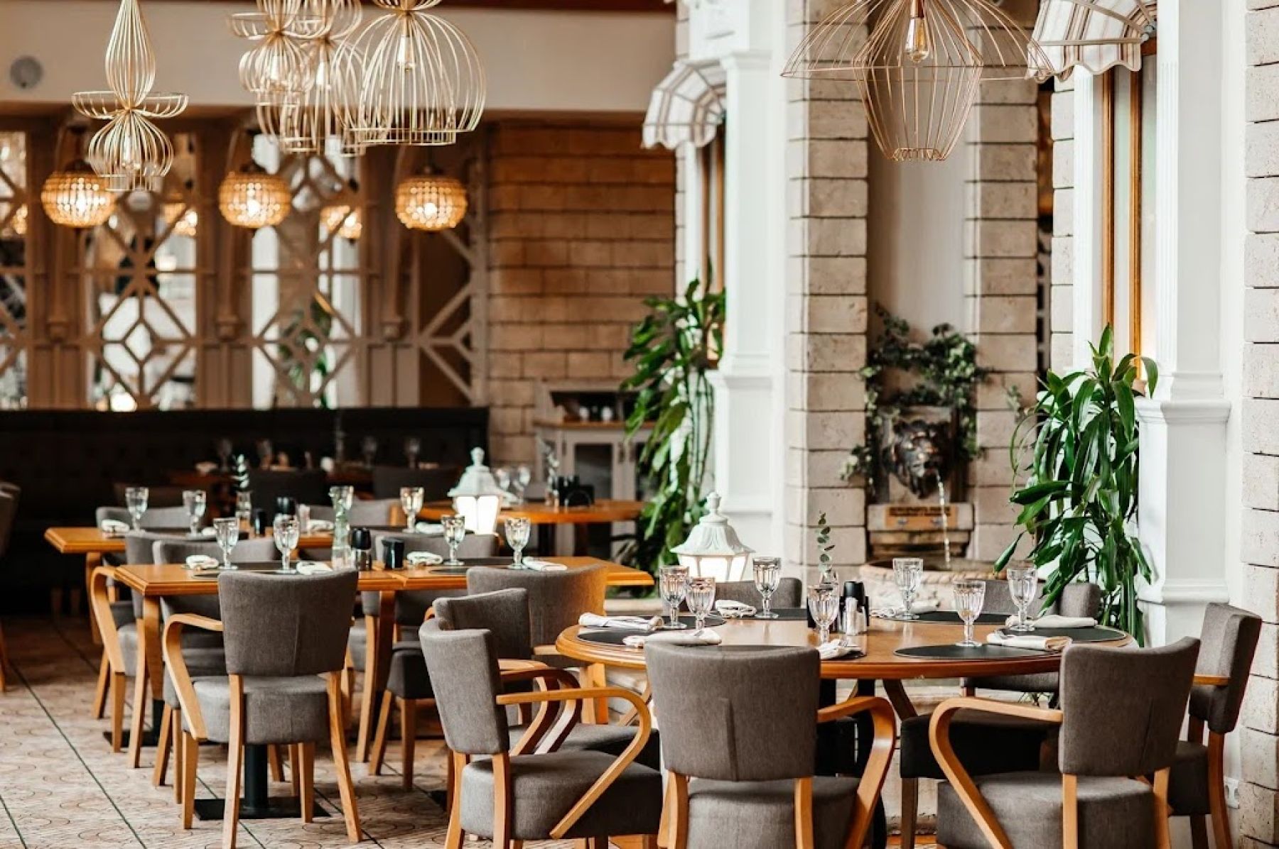 Столы в ресторане Бульвар