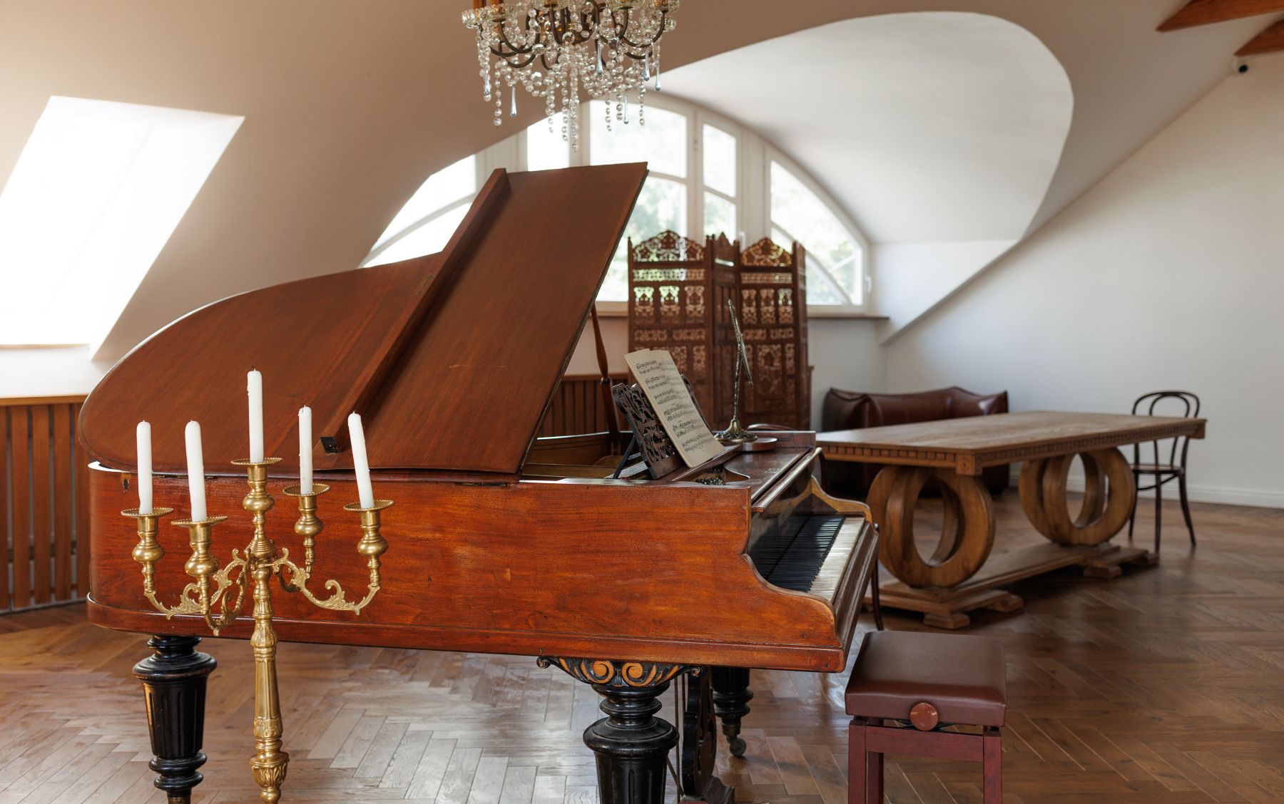 Просторный лофт Mark IV с зеркальной стеной и роялем