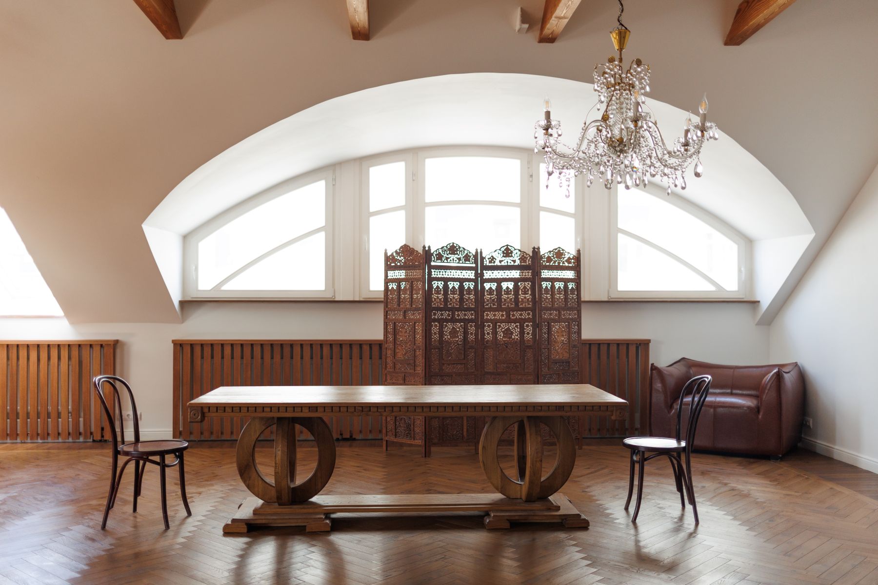 Зал Mark IV с 5-метровыми потолками и деревянными балками