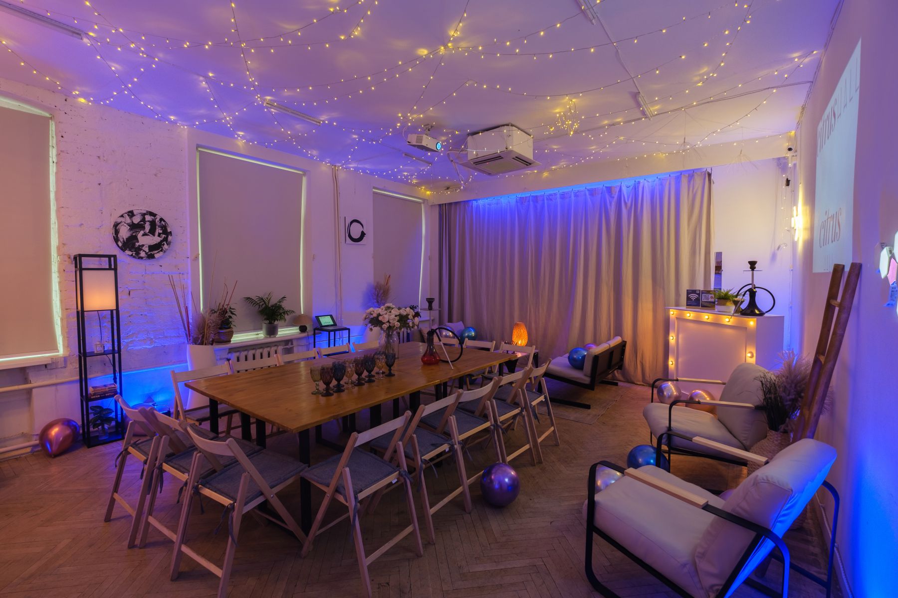 Интерьер лофта с дизайнерской мебелью