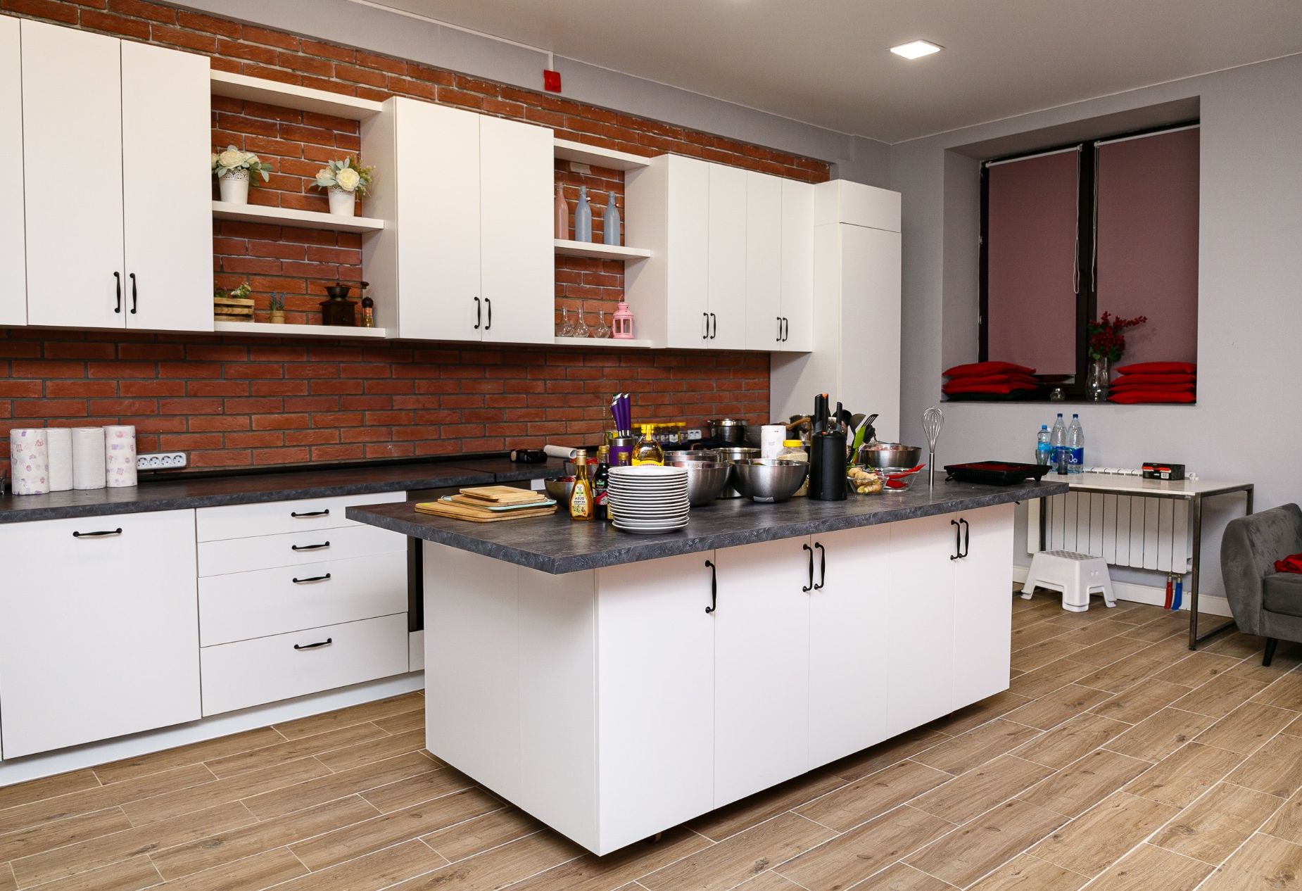 Интерьер площадки Get Loft с 75-дюймовым телевизором