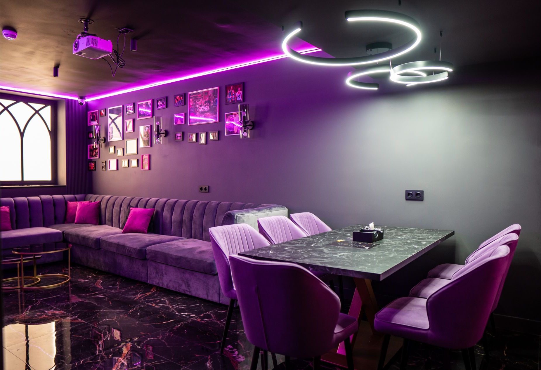 Интерьер караоке-лофта с фиолетовыми стенами