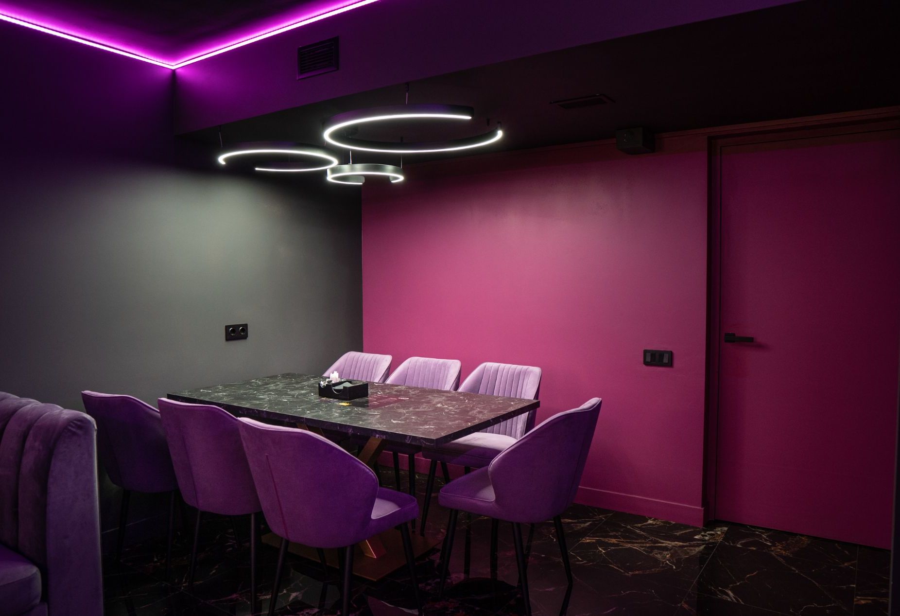 Обеденная зона в караоке-лофт