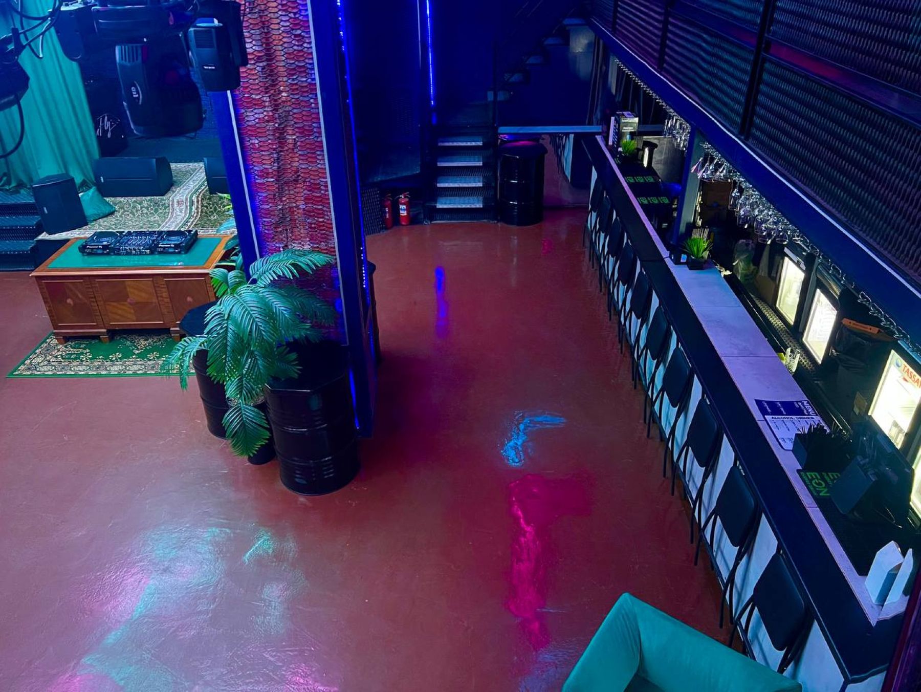 Зал клуба Greenhouse с дизайнерским интерьером