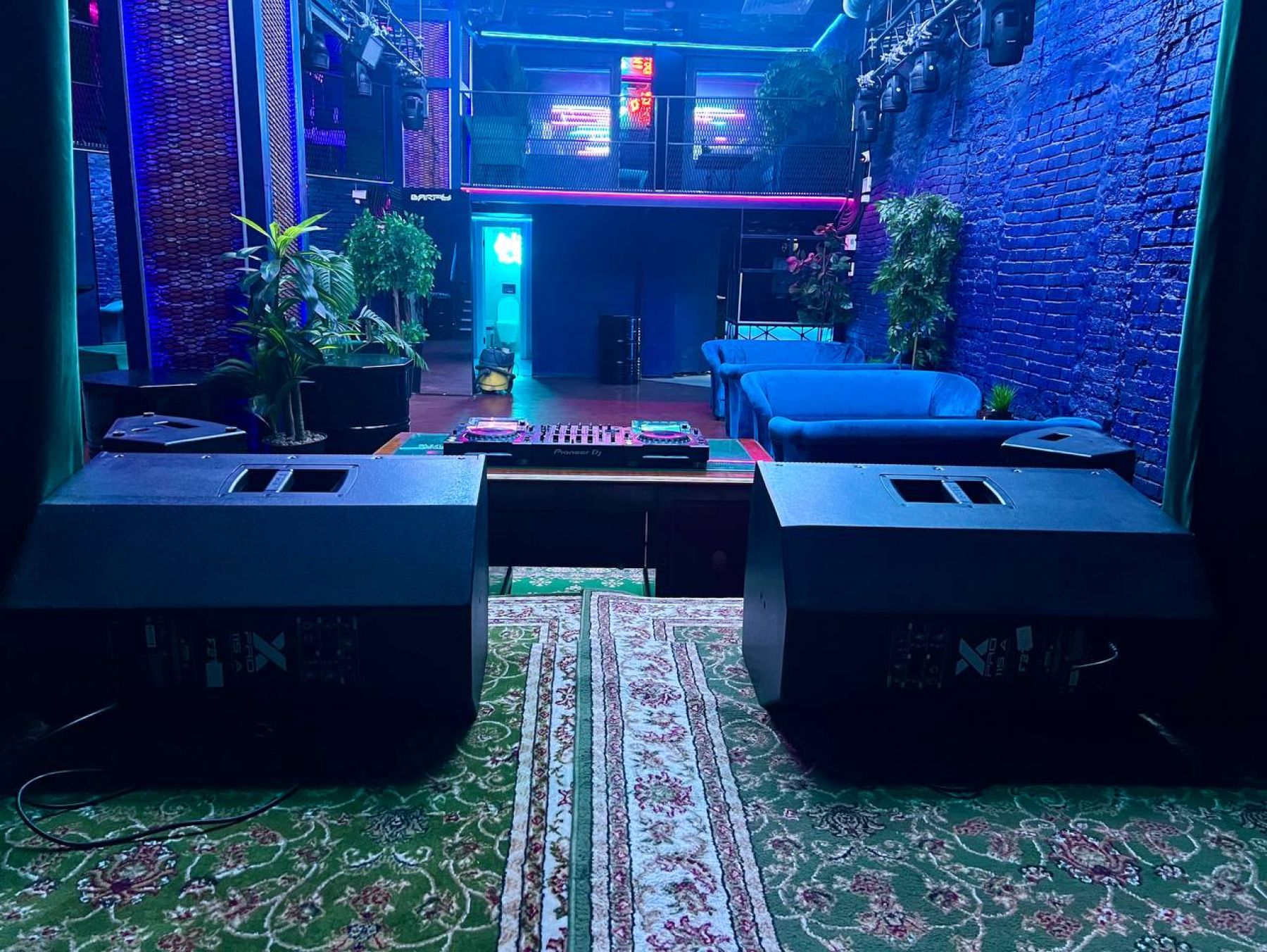 Удобная атмосфера клуба Greenhouse для праздников