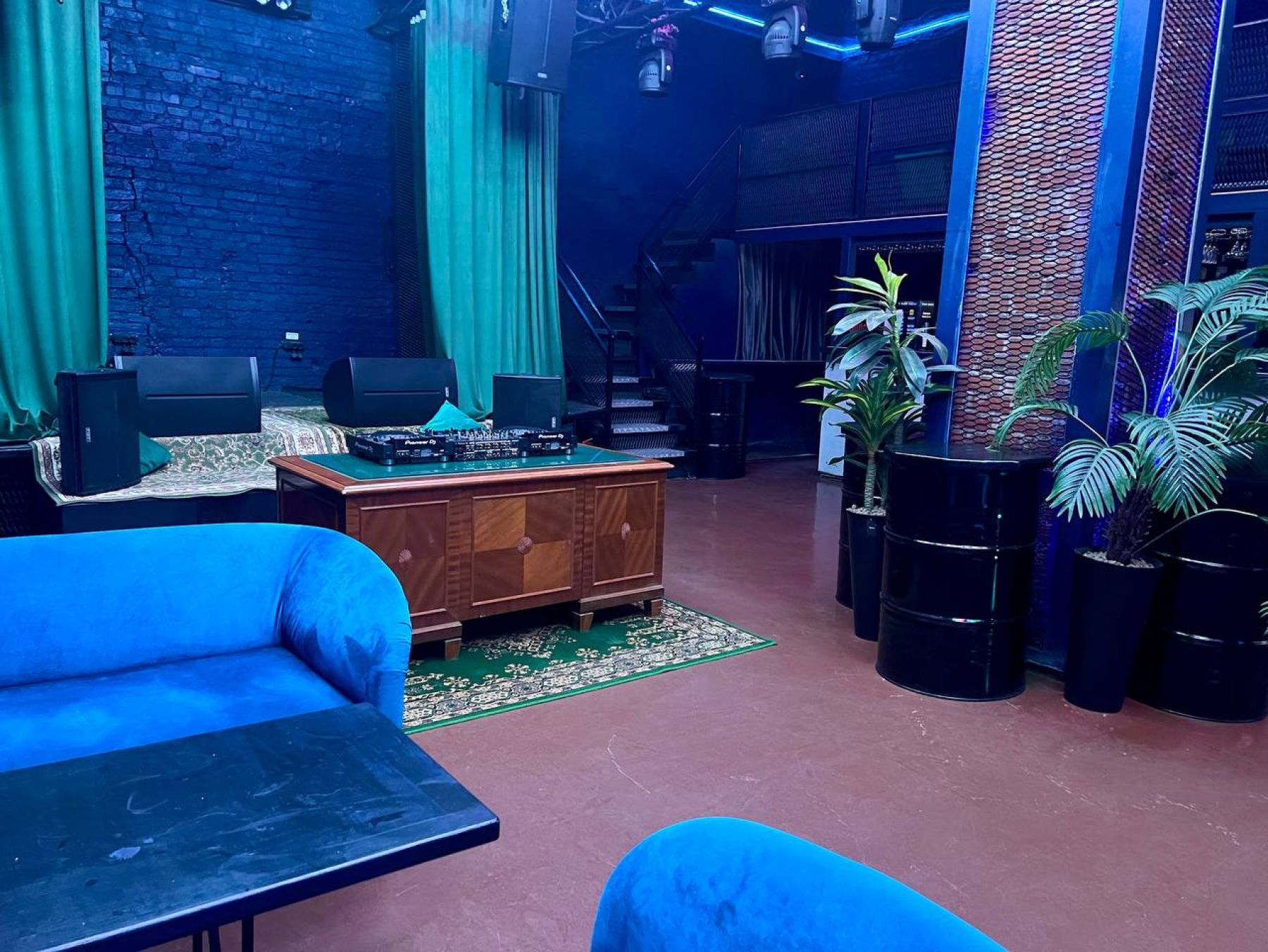 Клуб Greenhouse - барная стойка и зона для курения