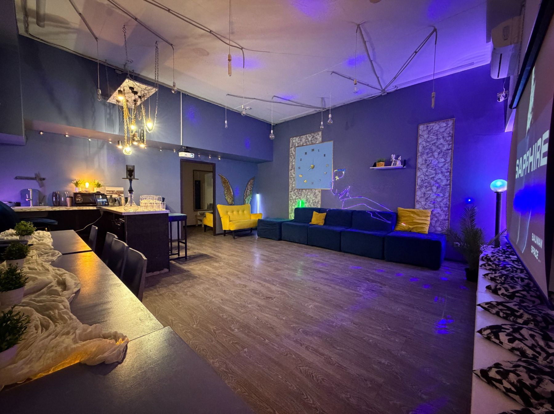 Атмосферная подсветка в лофте Сапфир