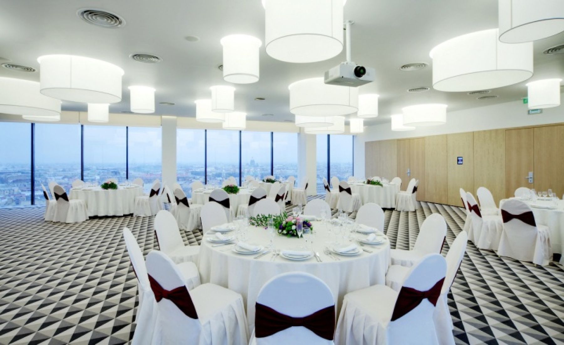 Банкетный зал AZIMUT — столы для мероприятия