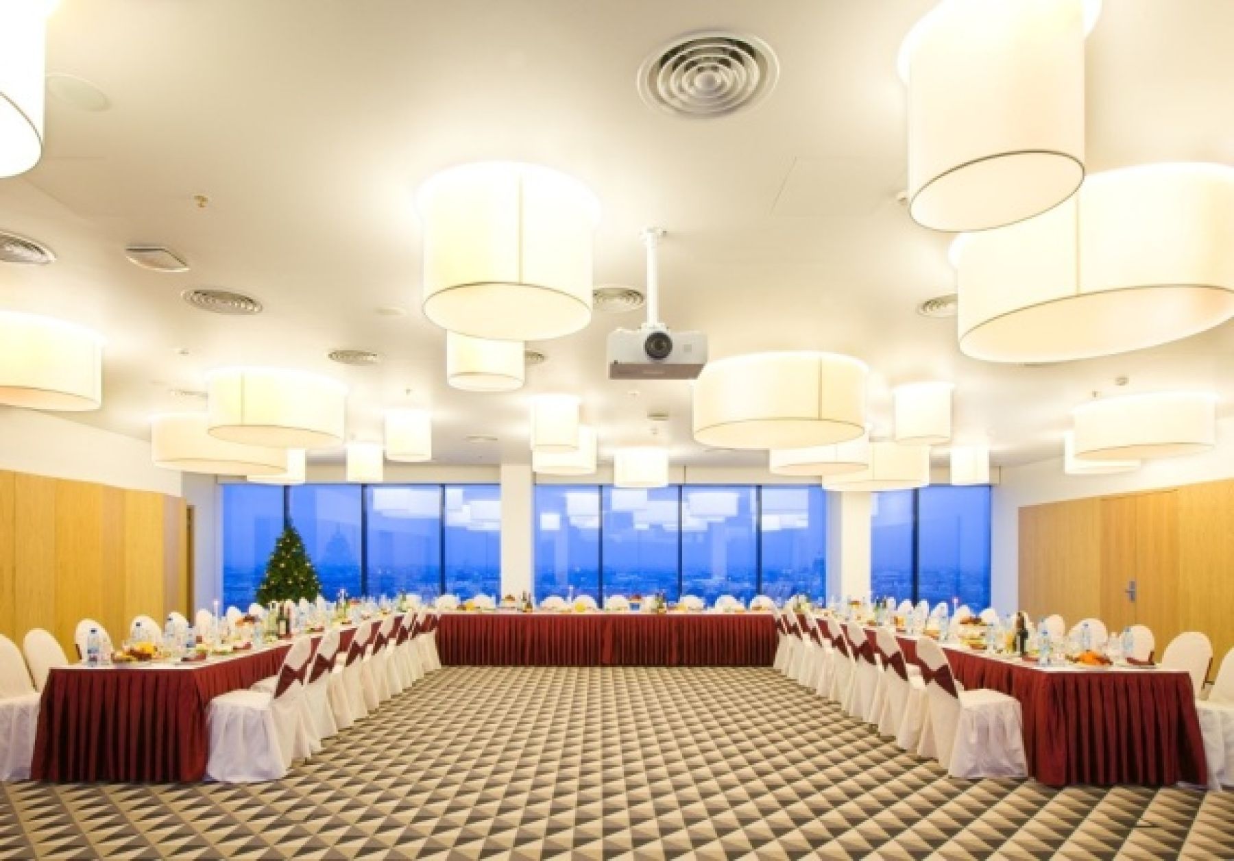 Банкетный зал AZIMUT — освещение и декор