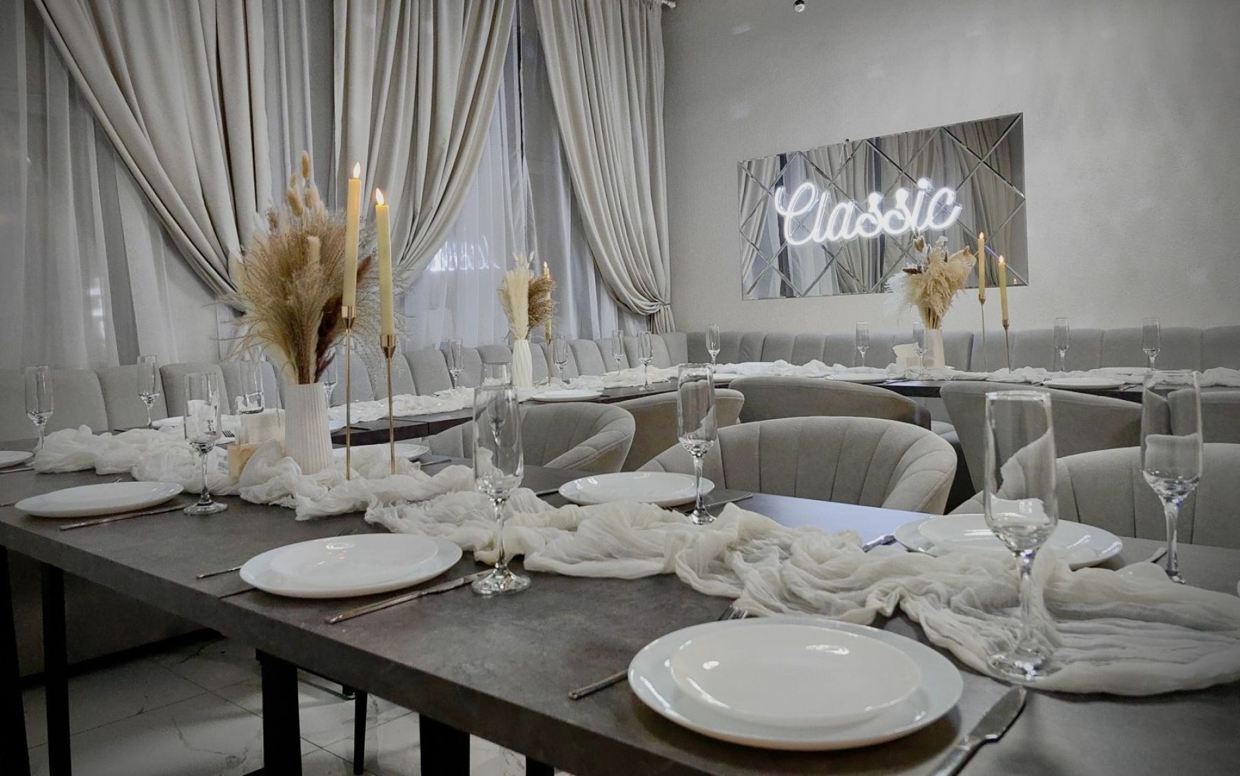 Лофт Мемори Плэйс - интерьер зала с дизайнерской мебелью